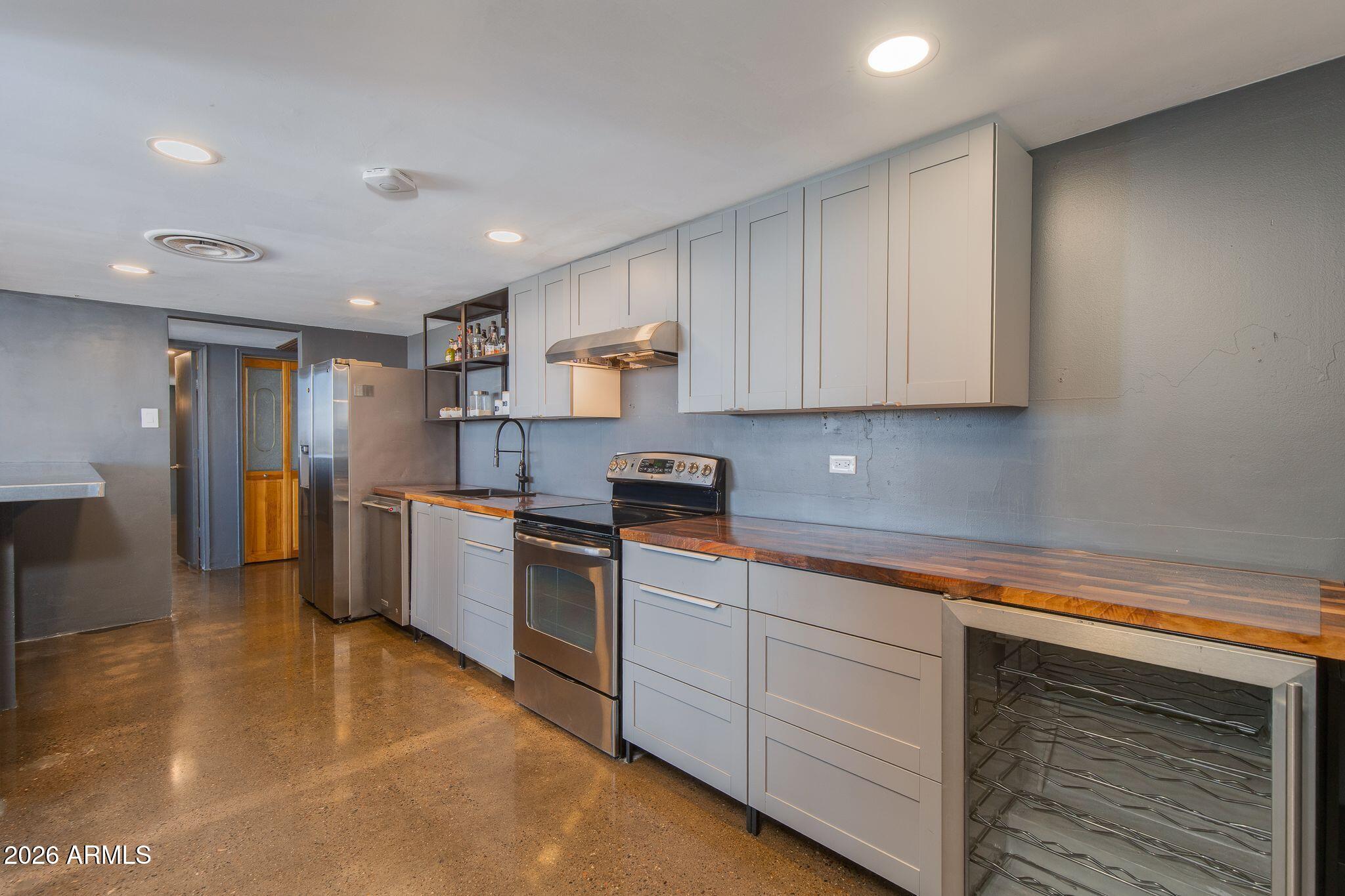 207 W CLARENDON Avenue 16E