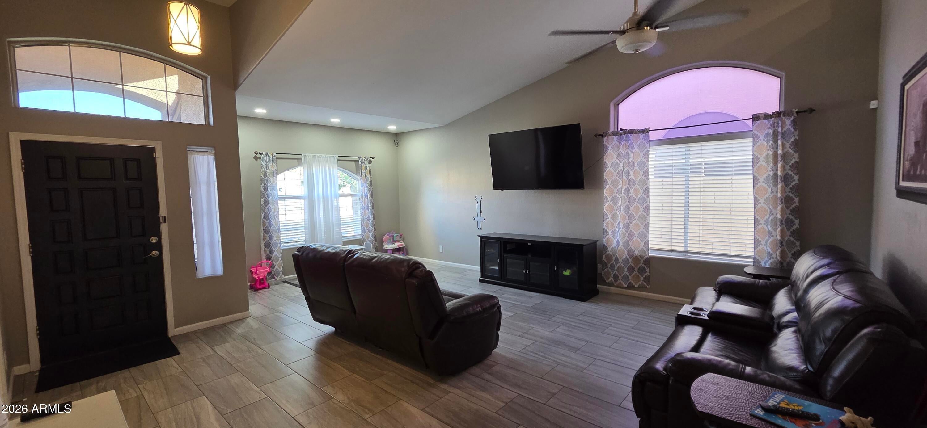 3124 N MEADOW Drive