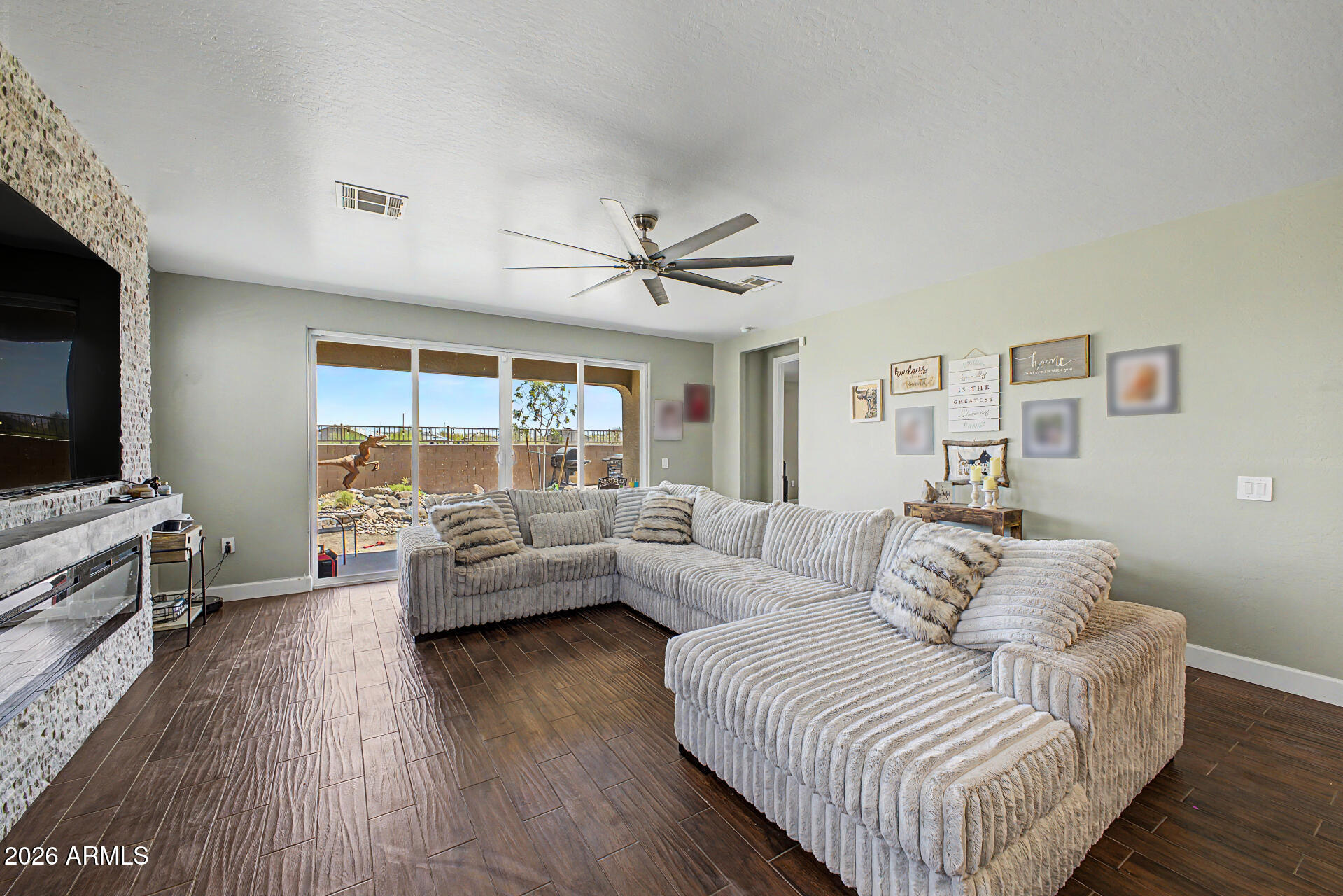 2529 N CAMDEN Drive