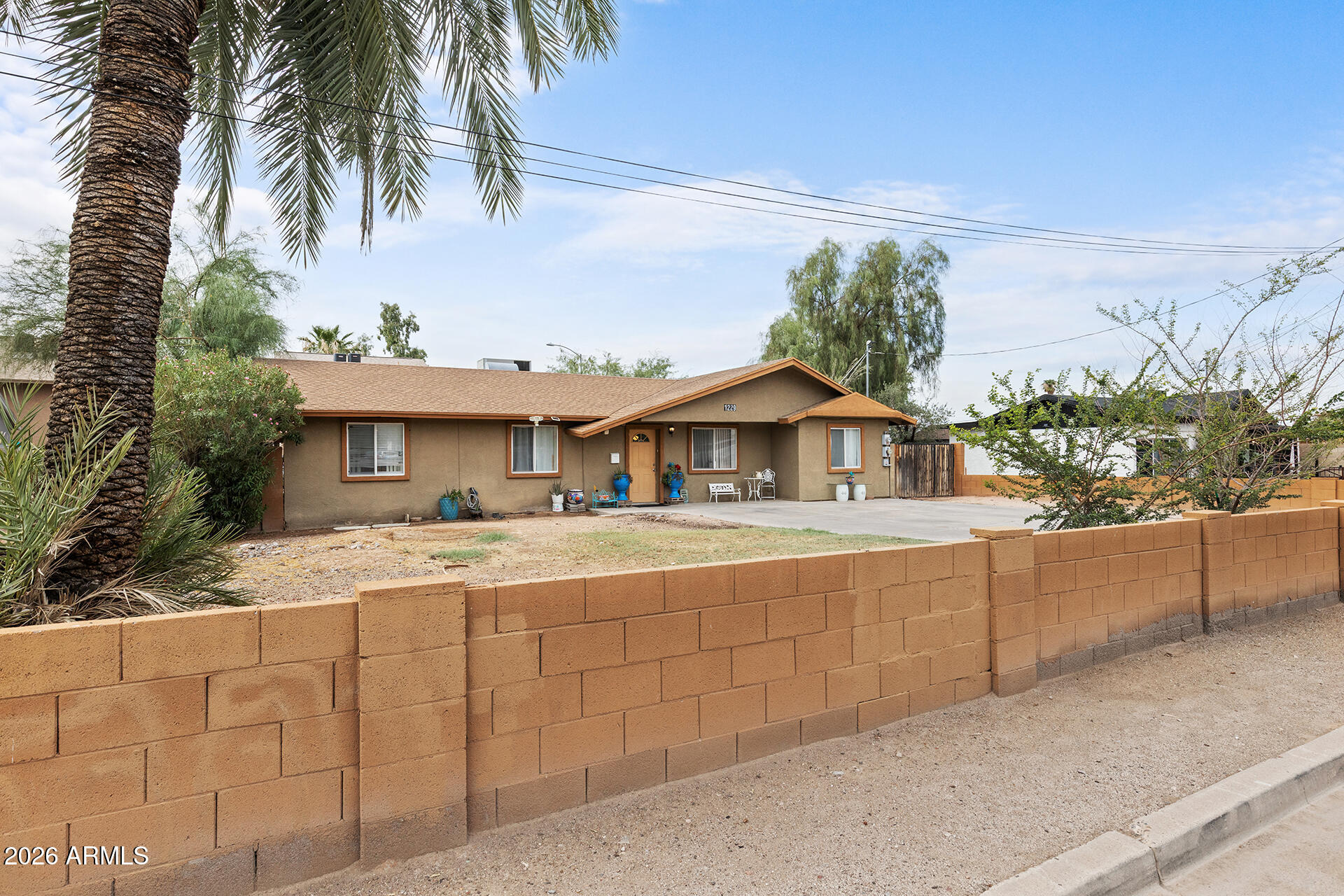 1229 E DEVONSHIRE Avenue
