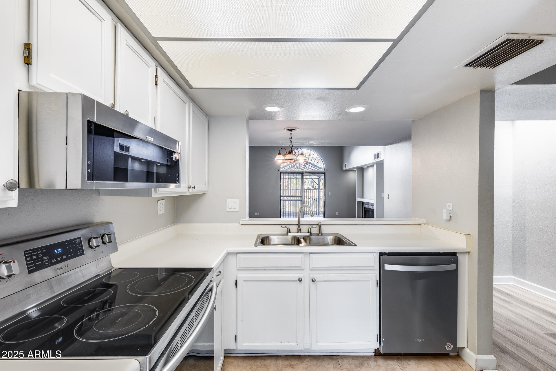 2718 W DESERT COVE Avenue