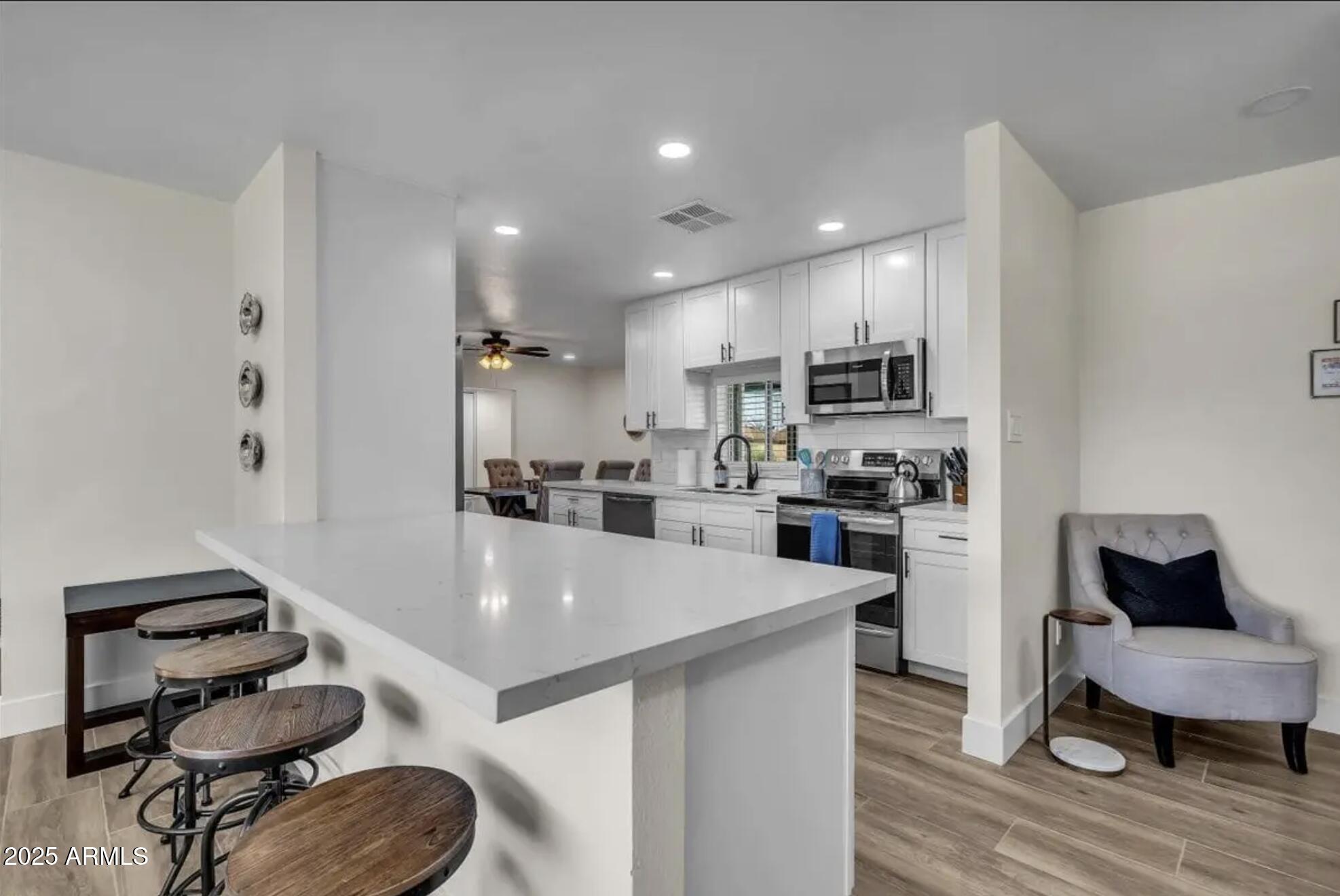 1142 E WESTCHESTER Drive