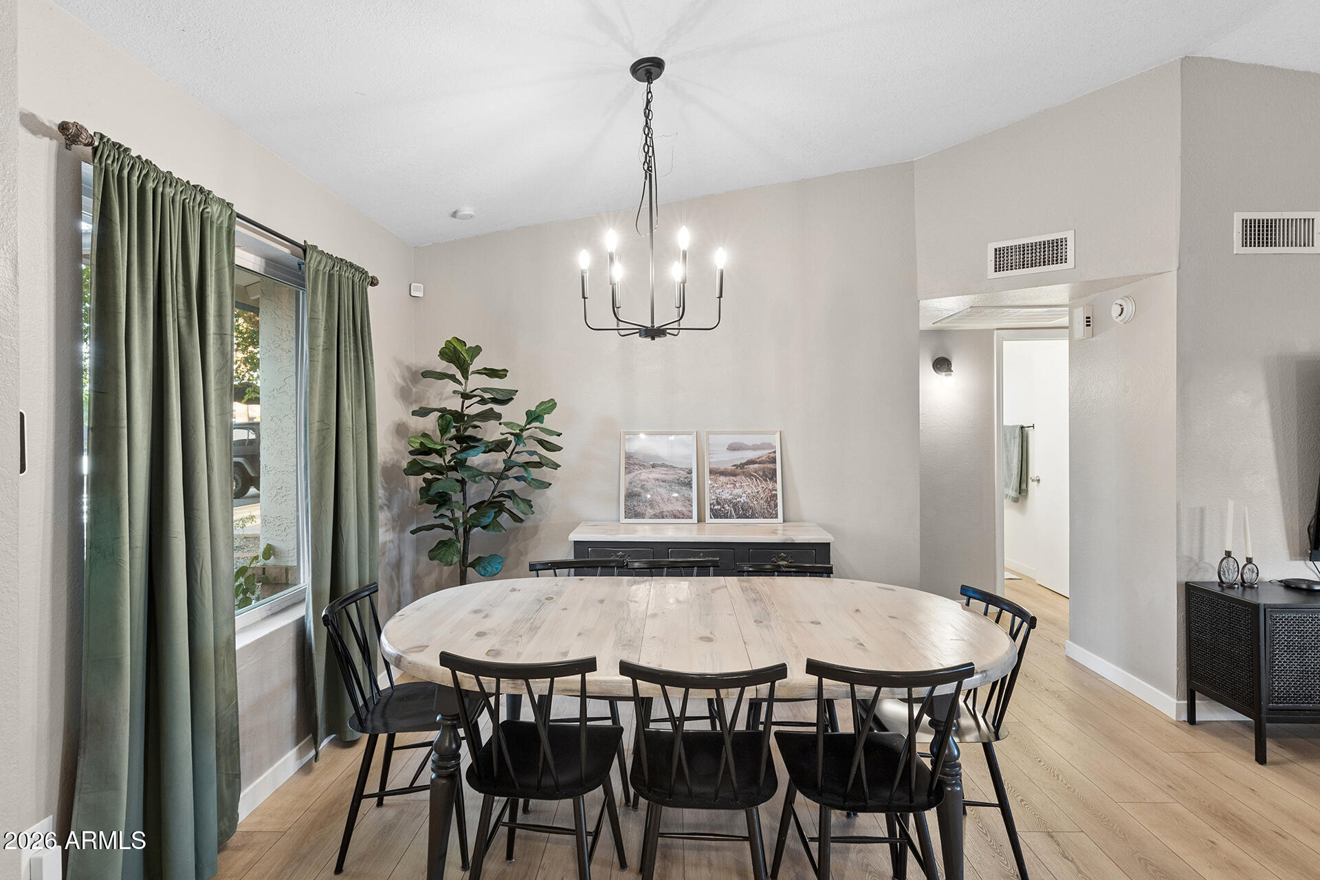 3943 W WILLOW Avenue