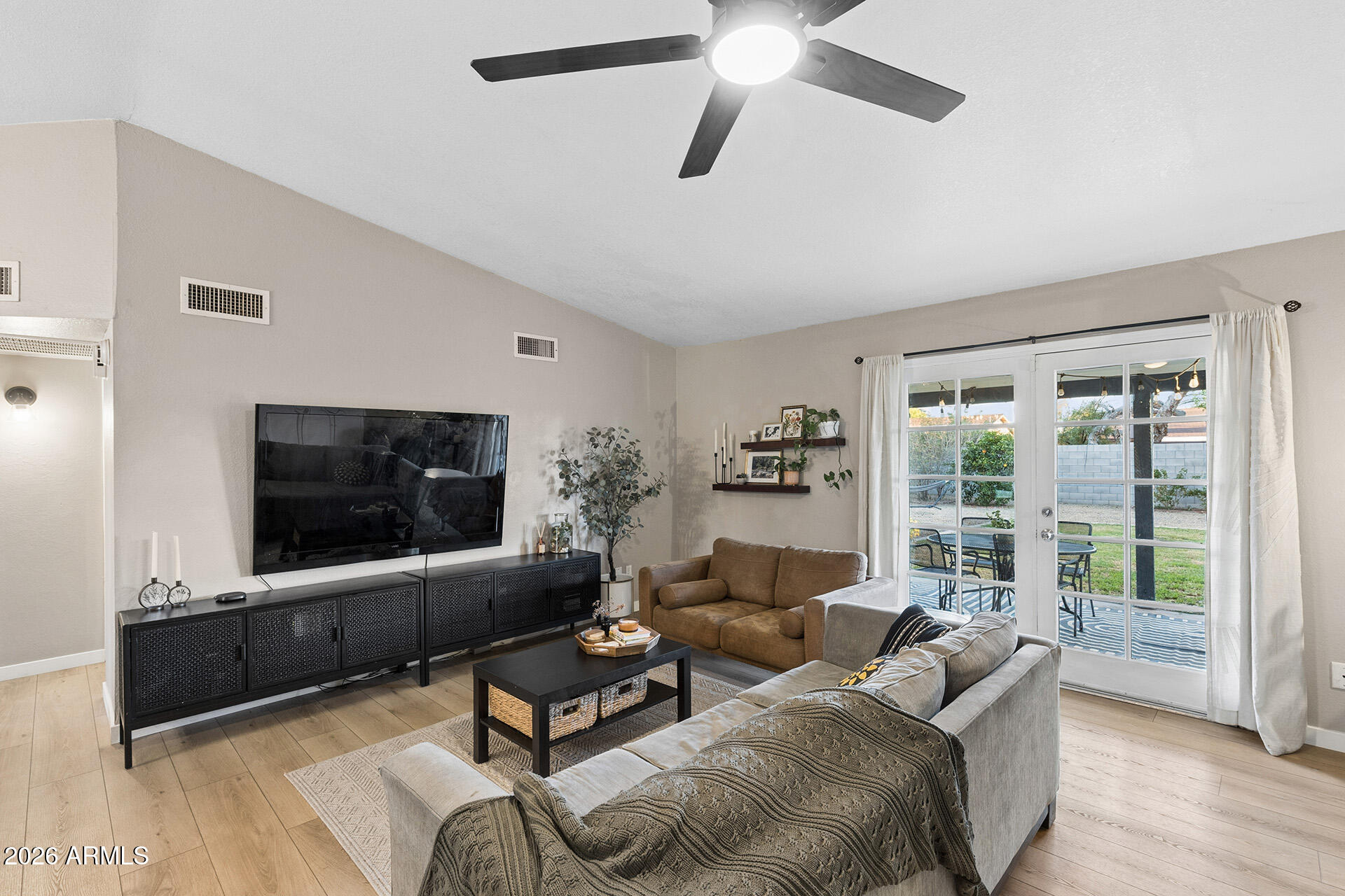 3943 W WILLOW Avenue