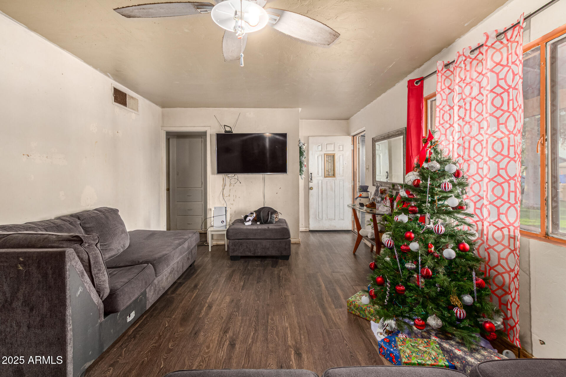 1917 E Pinchot Avenue