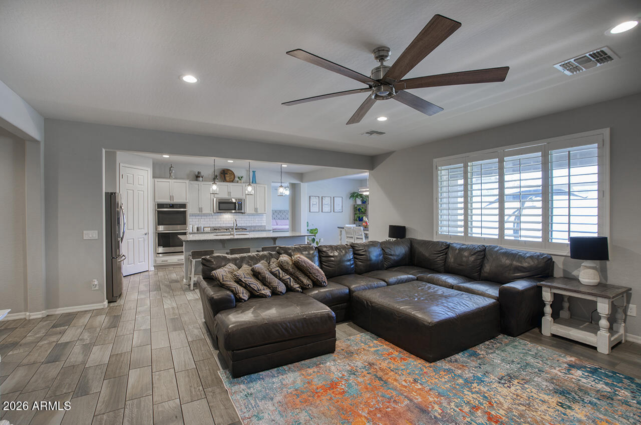 16094 W DESERT HILLS Drive