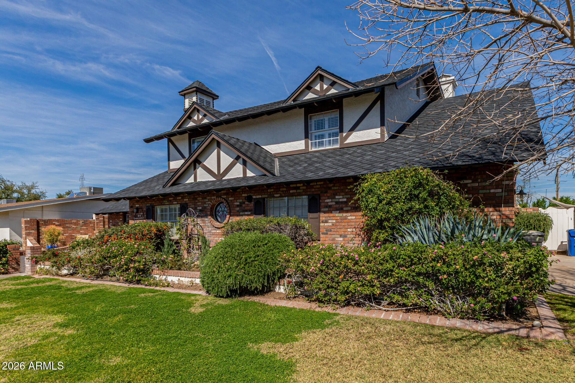 1524 E FAIRBROOK Street