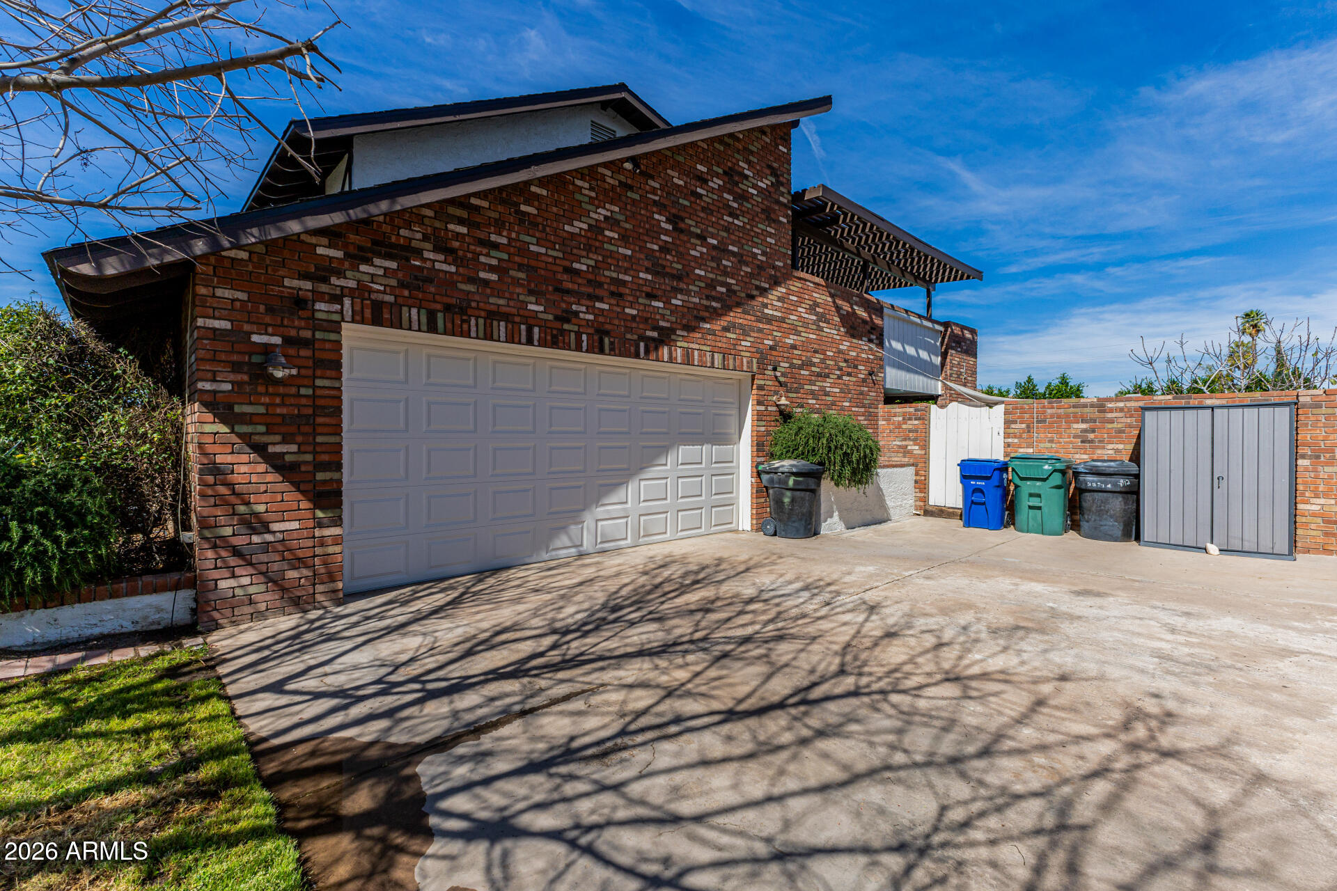 1524 E FAIRBROOK Street