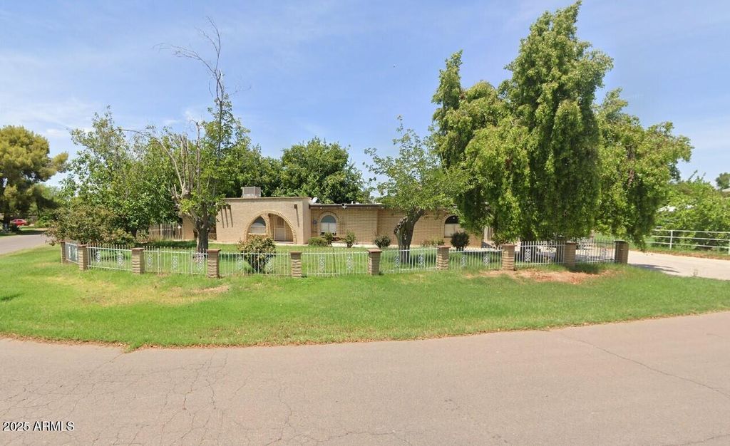 Photo of 802 N Alzora Way, Tolleson, AZ 85353 (MLS # 6936015)