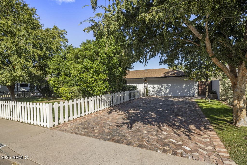 Photo of 5038 E Earll Drive, Phoenix, AZ 85018 (MLS # 6944500)