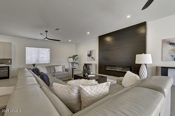 6401 E LARKSPUR Drive