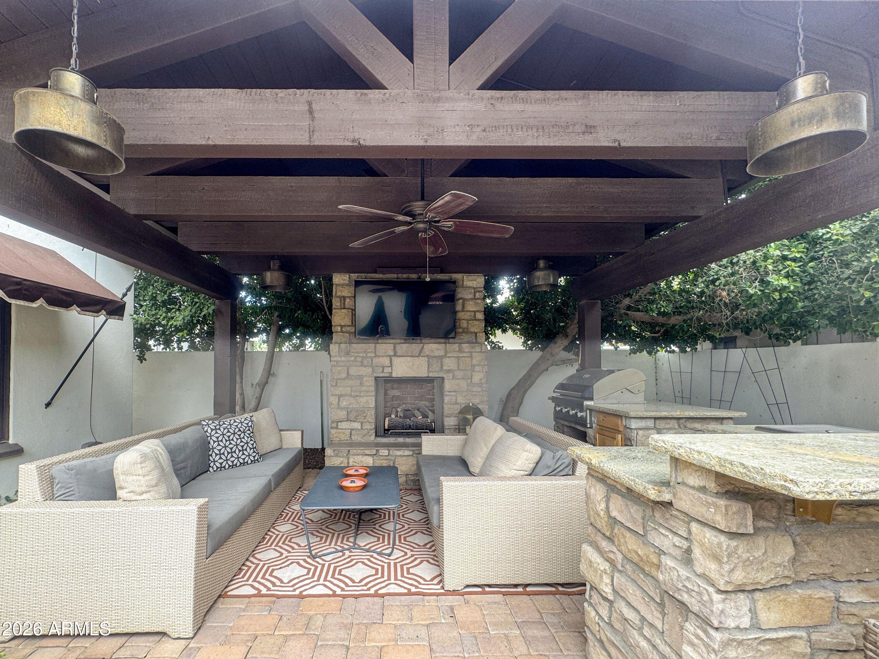 325 W CAMPBELL Avenue