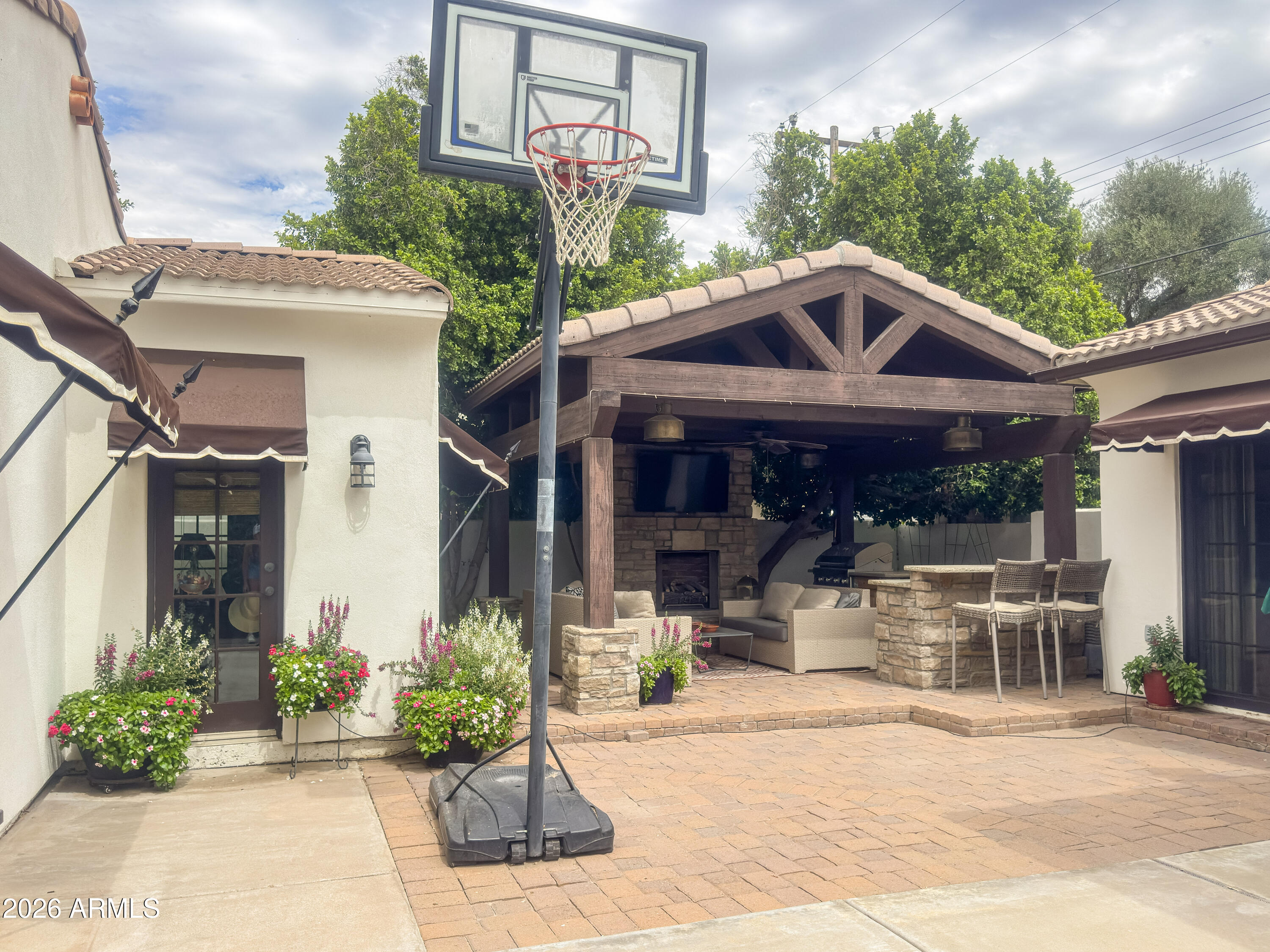 325 W CAMPBELL Avenue