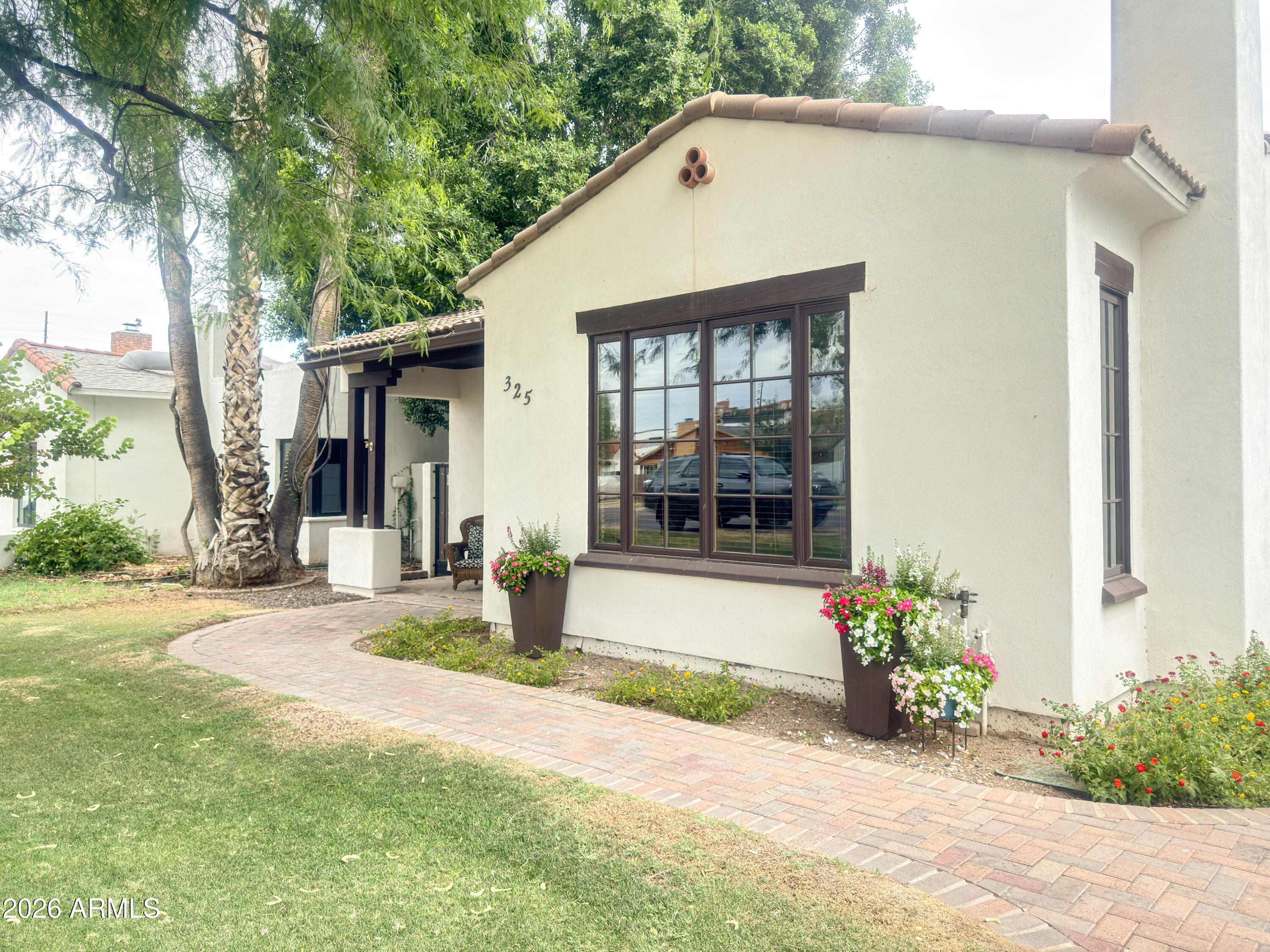325 W CAMPBELL Avenue
