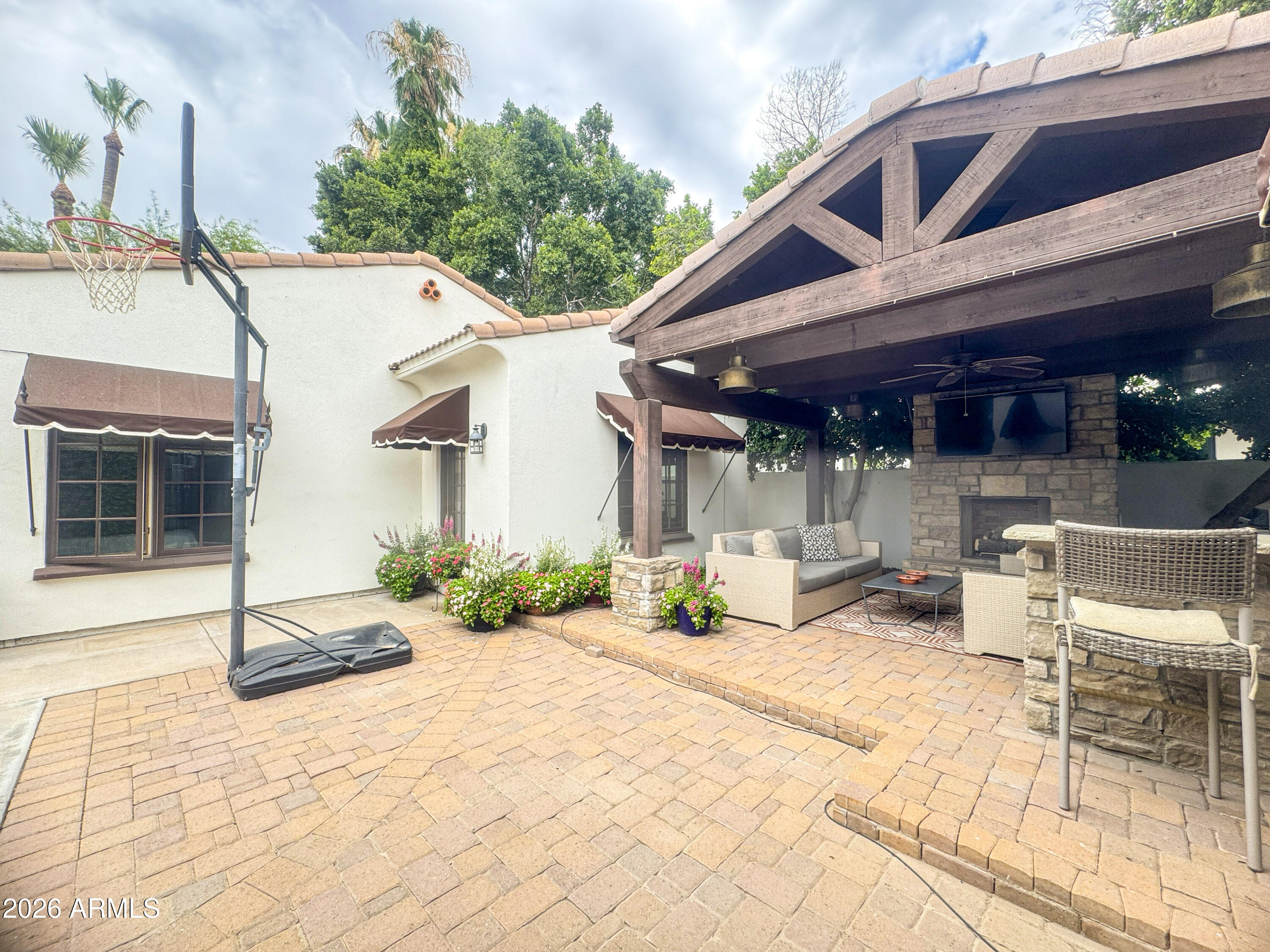 325 W CAMPBELL Avenue