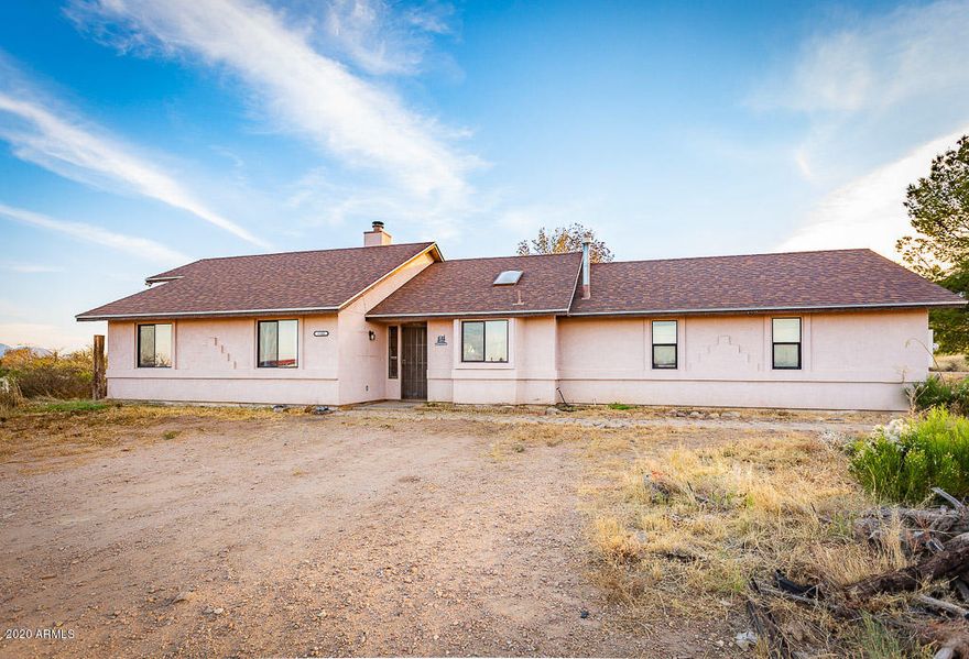 Best of both worlds close enough to town for the convenience and far enough for the peace and quiet. This home is sitting on an acre with beautiful views. Site built home with three bedrooms two bathrooms and a great open concept living room and kitchen. 
Call today for your private showing.