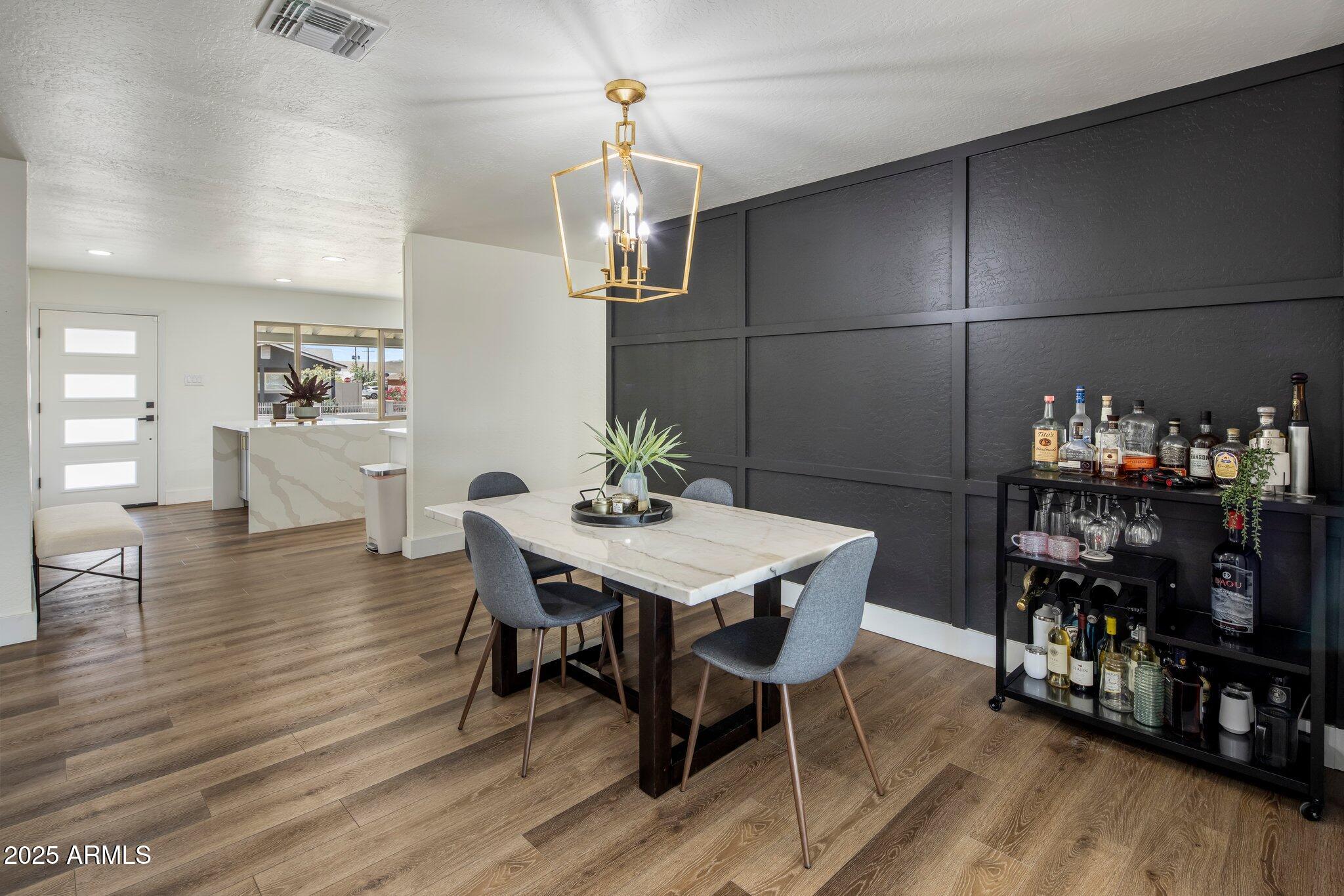 8022 E COLUMBUS Avenue