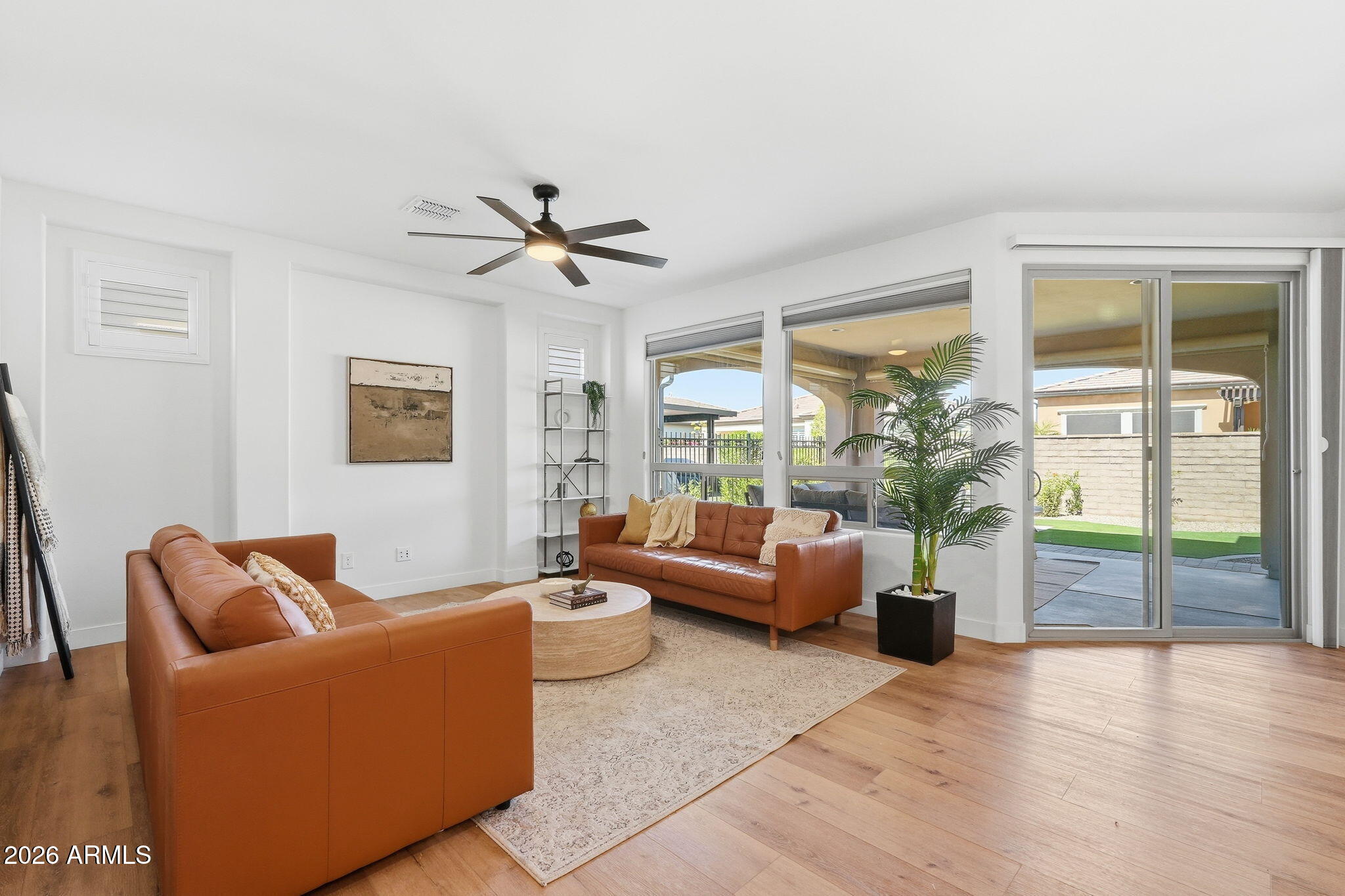 156 E LEVERENZ Avenue