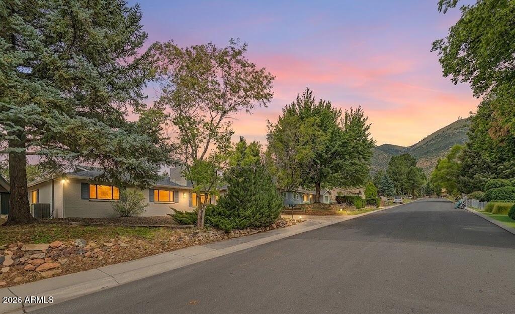 3207 N MANOR Road