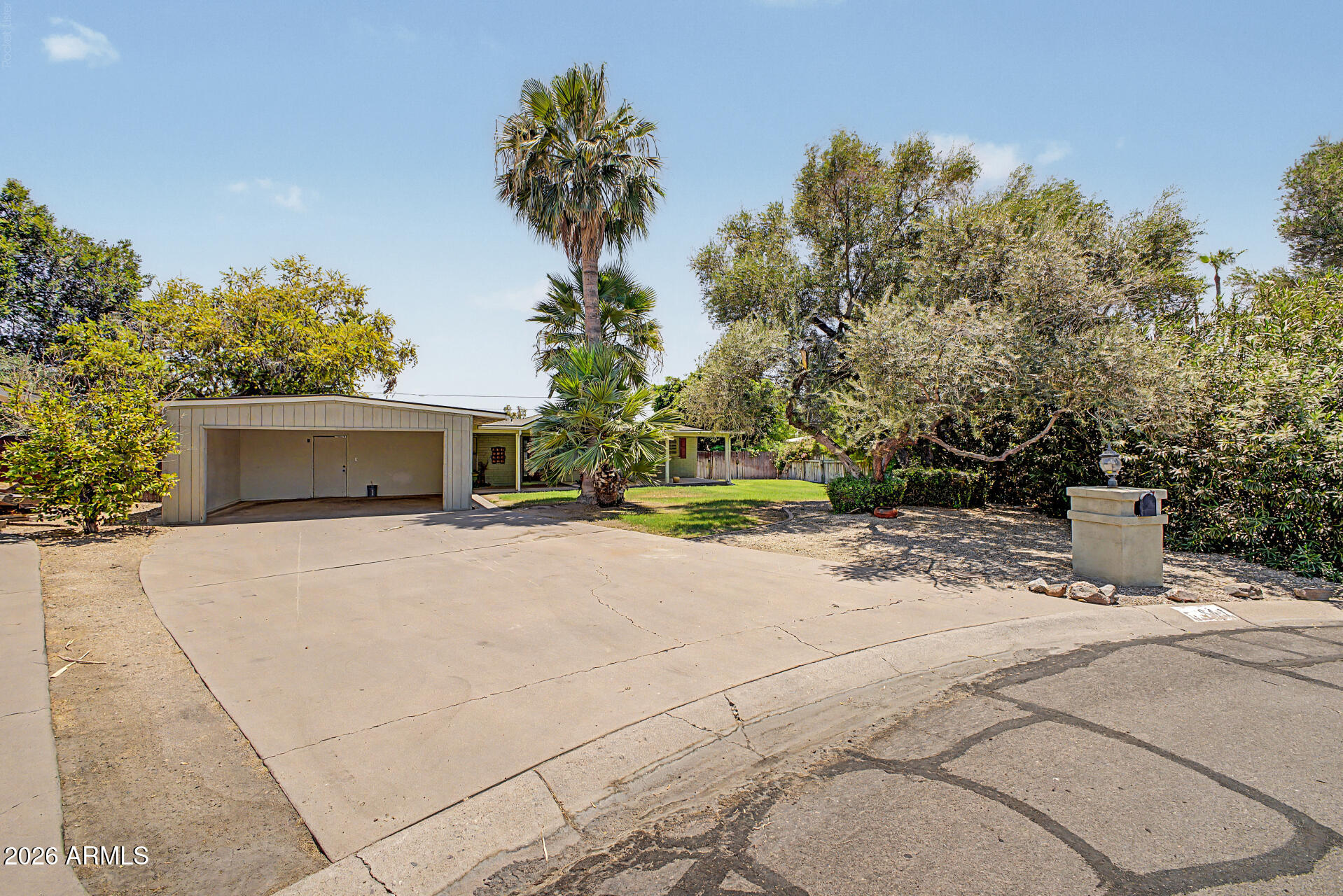 841 E HAYWARD Avenue