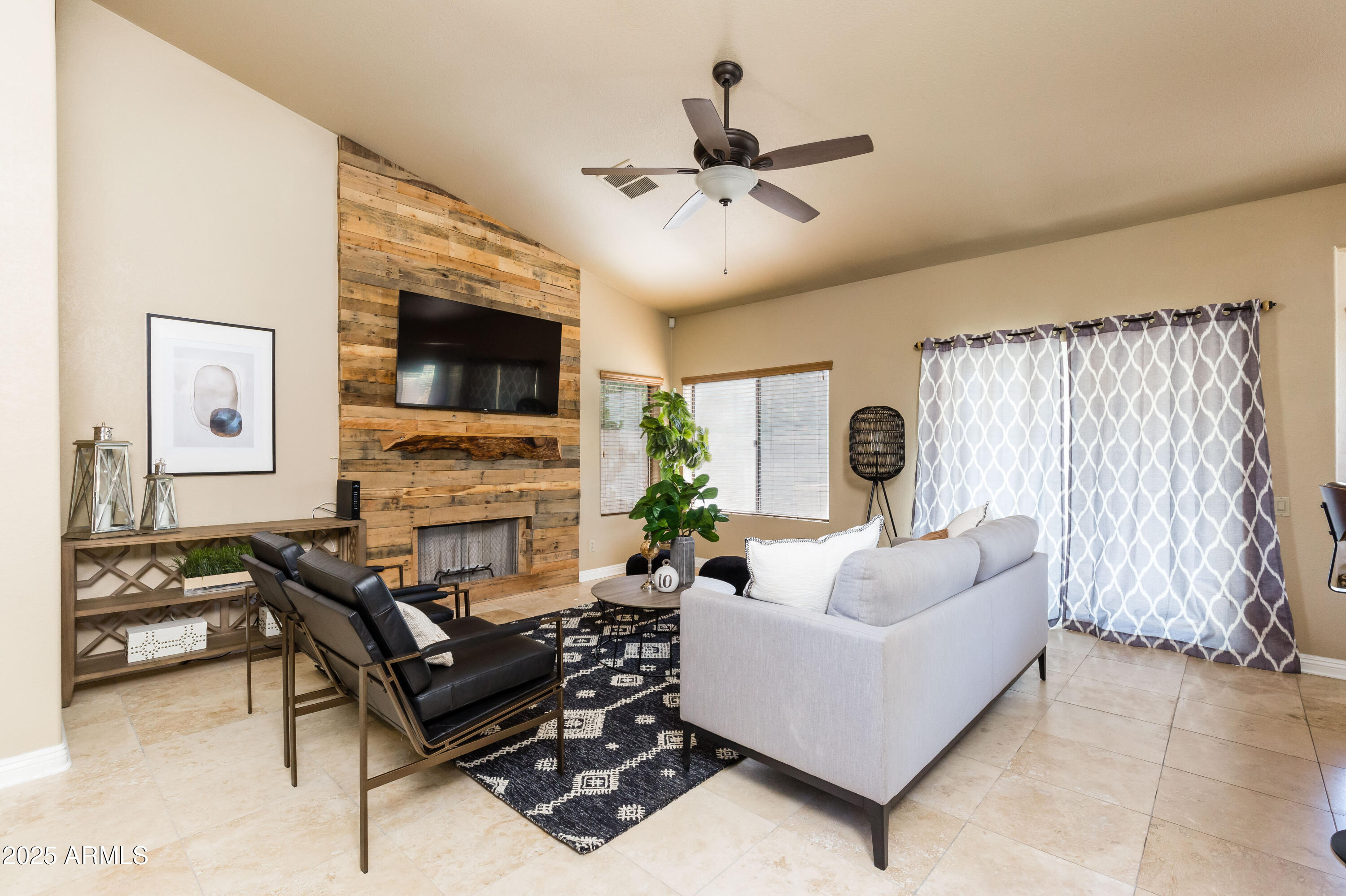 5821 E AIRE LIBRE Avenue