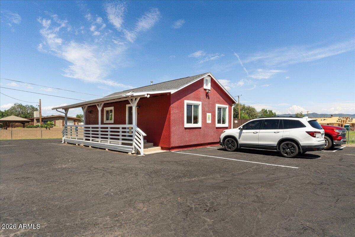 8570 E LOOS Drive