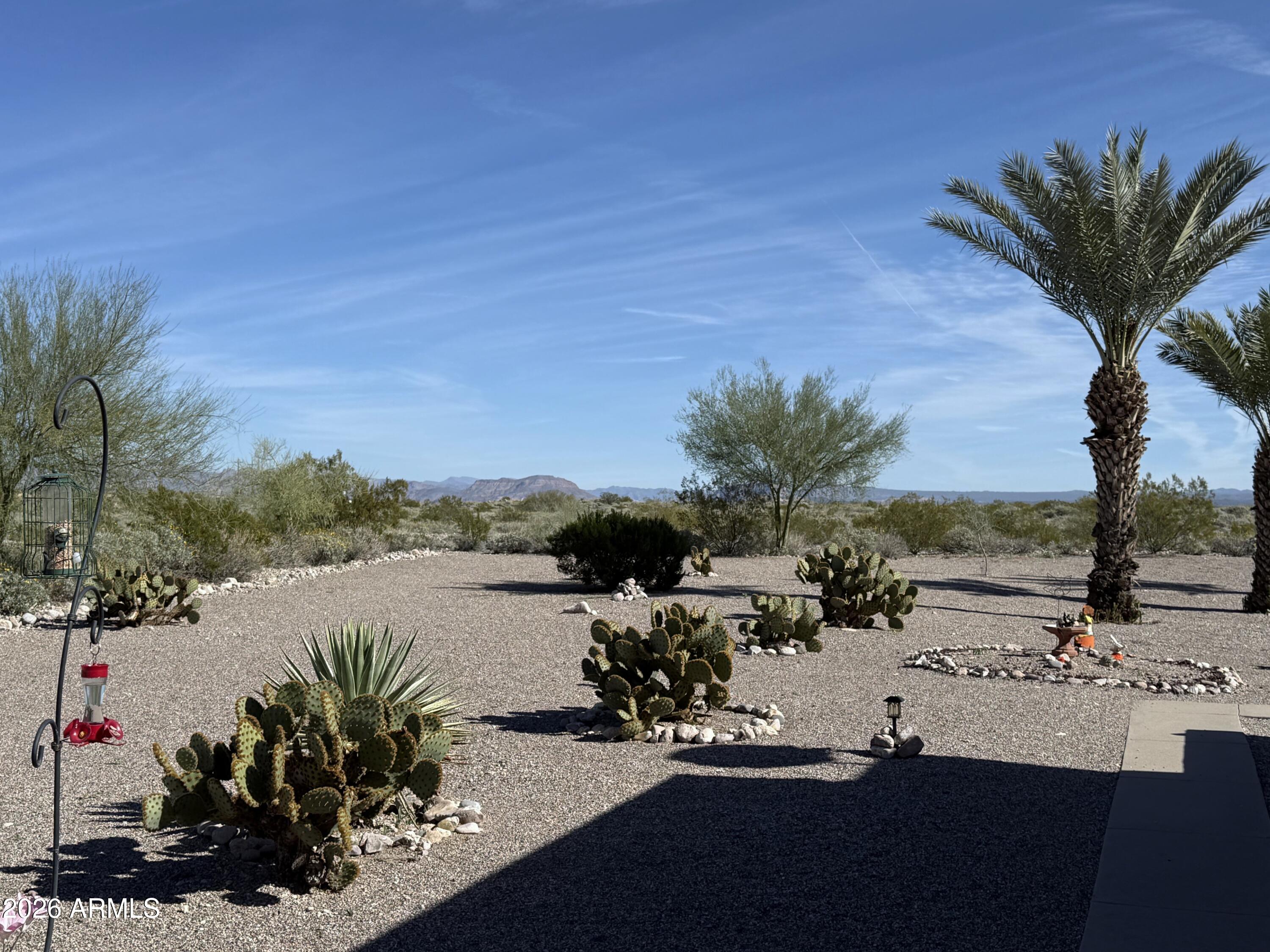 318 E LANCASTER Court