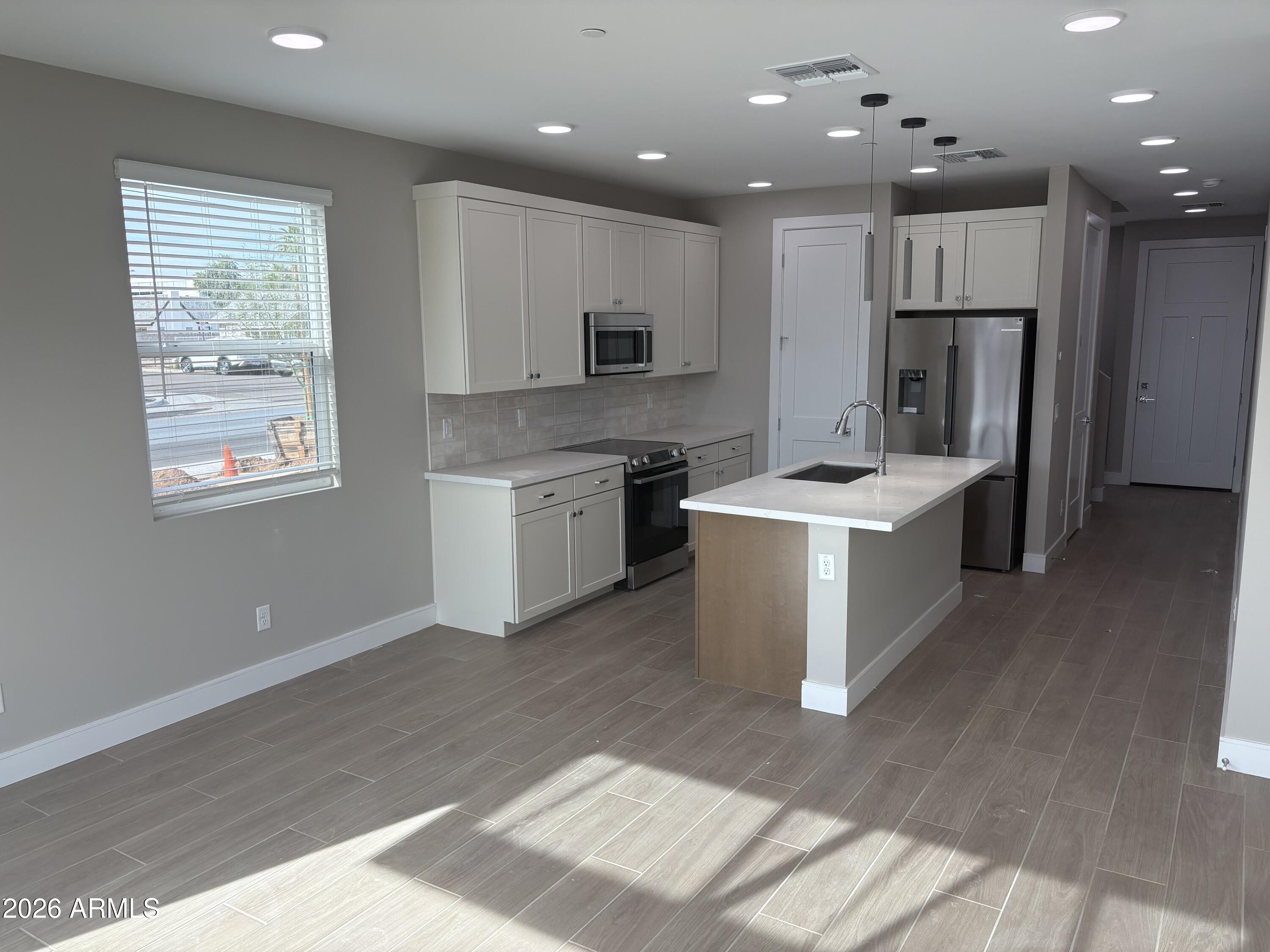 1015 E PASADENA Avenue