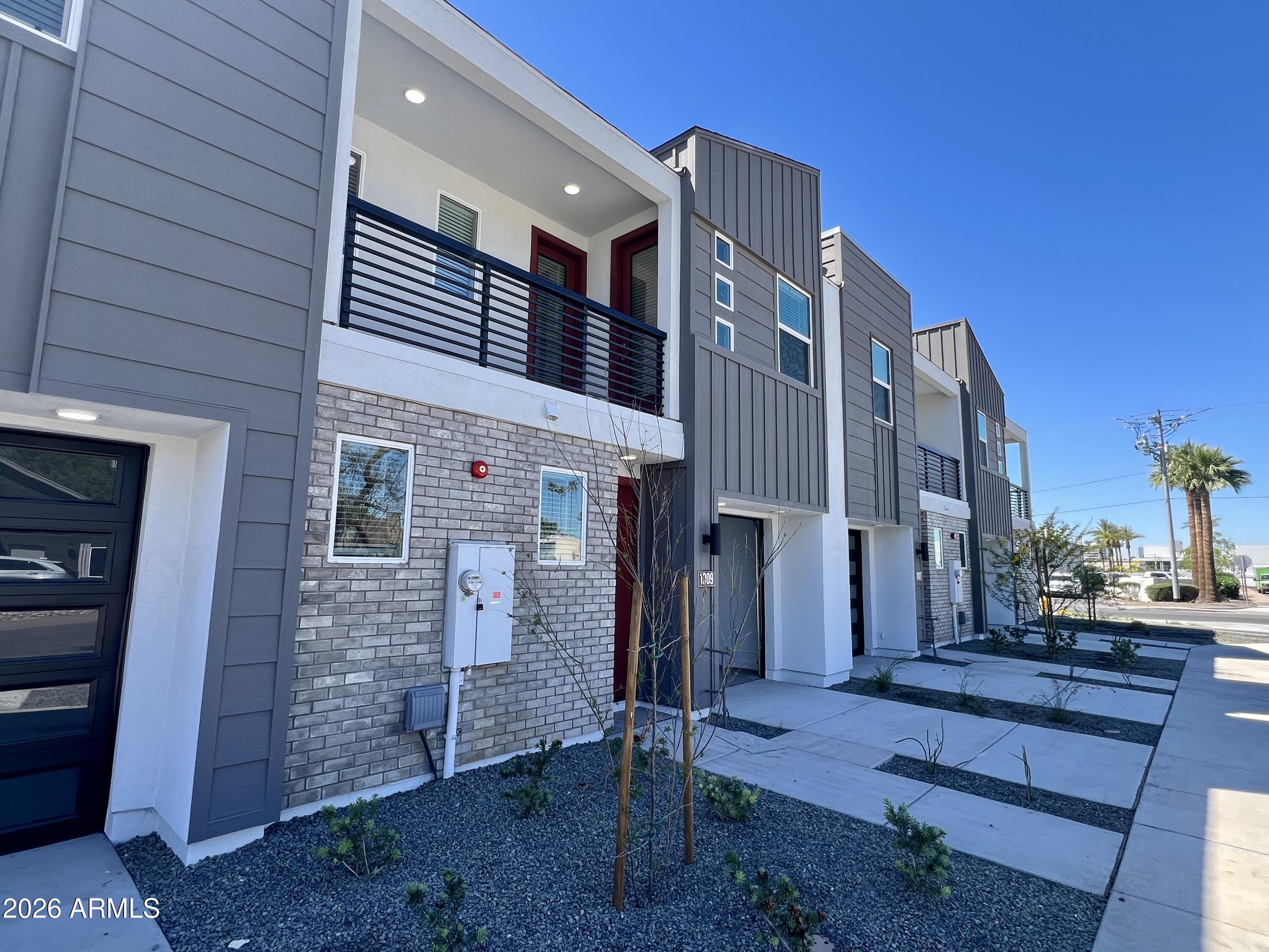 1015 E PASADENA Avenue