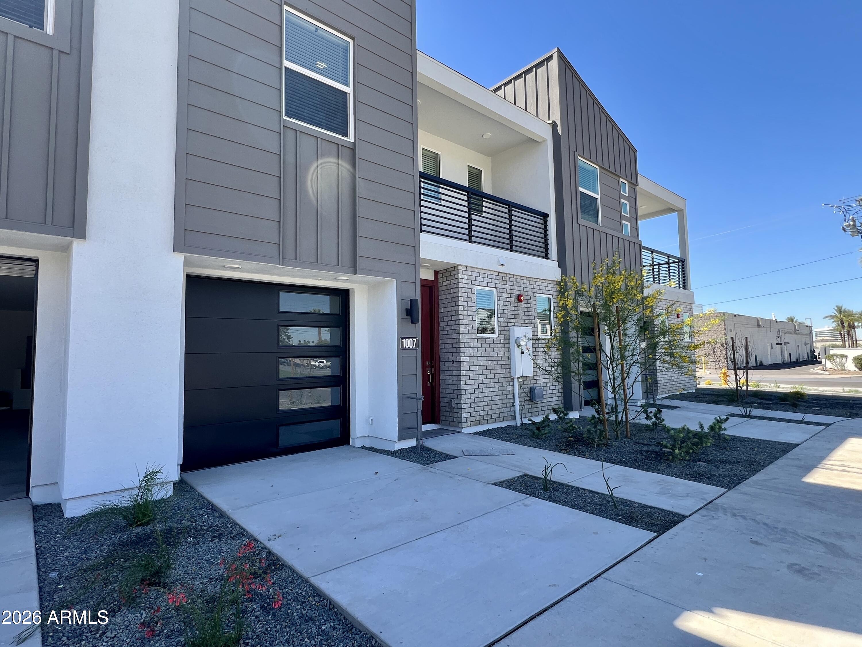 1015 E PASADENA Avenue