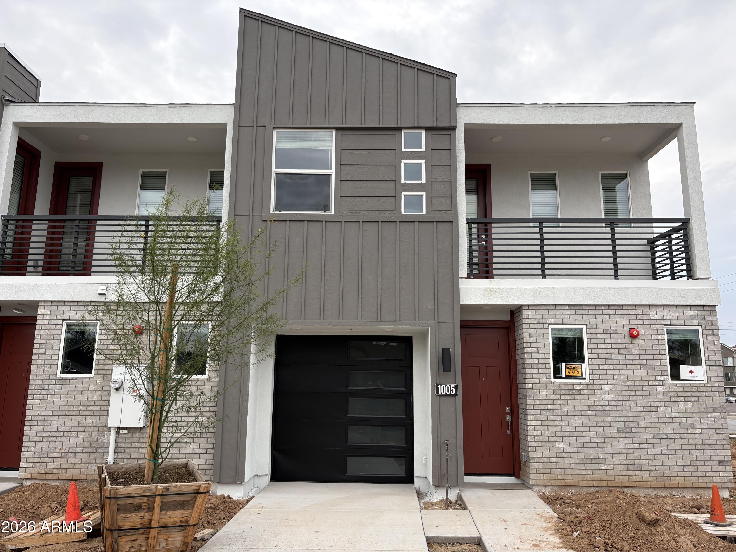 1015 E PASADENA Avenue