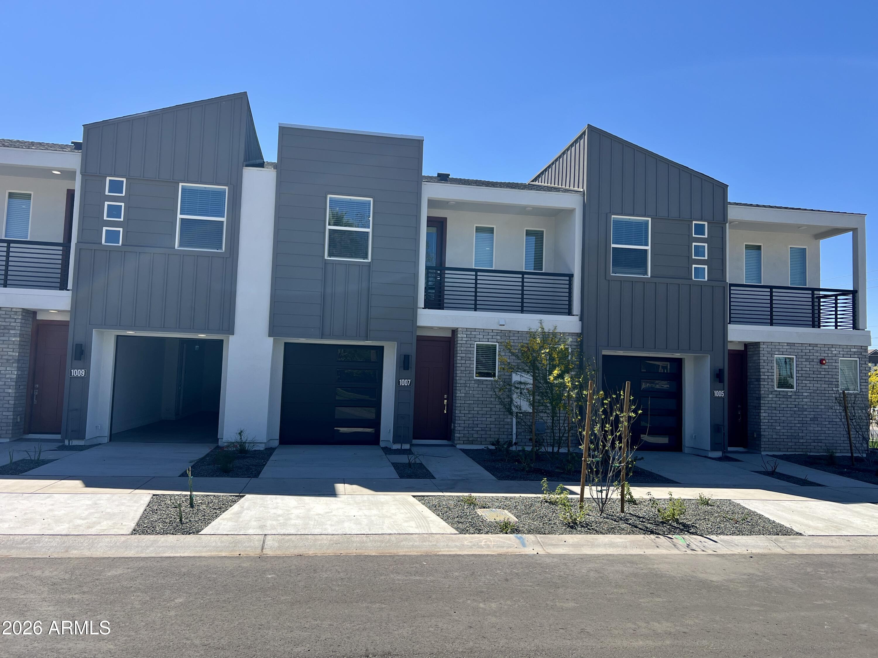 1015 E PASADENA Avenue