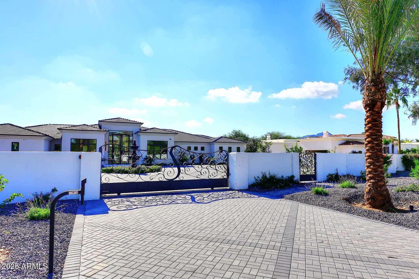 6927 E DOUBLETREE RANCH Road