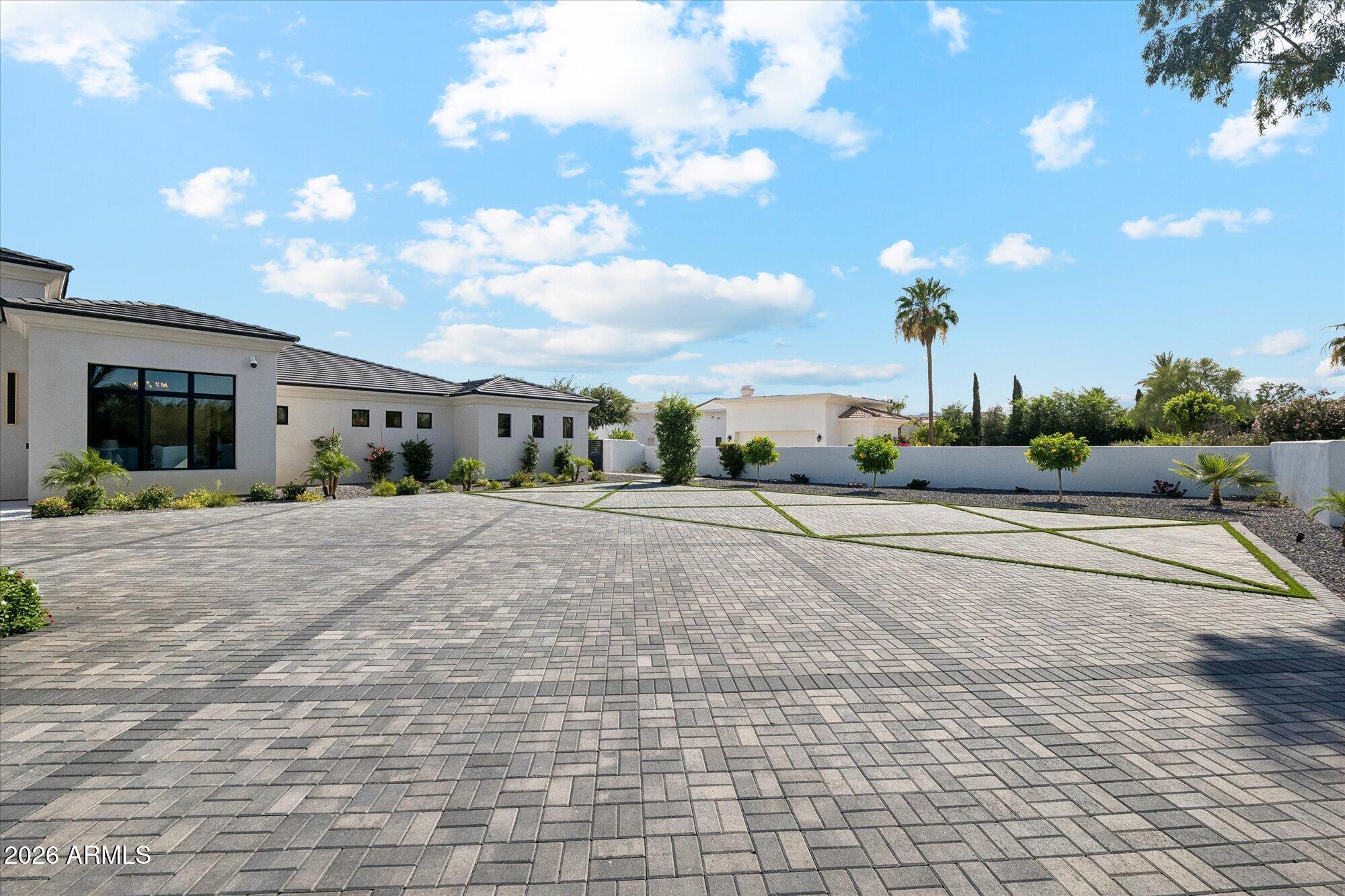 6927 E DOUBLETREE RANCH Road