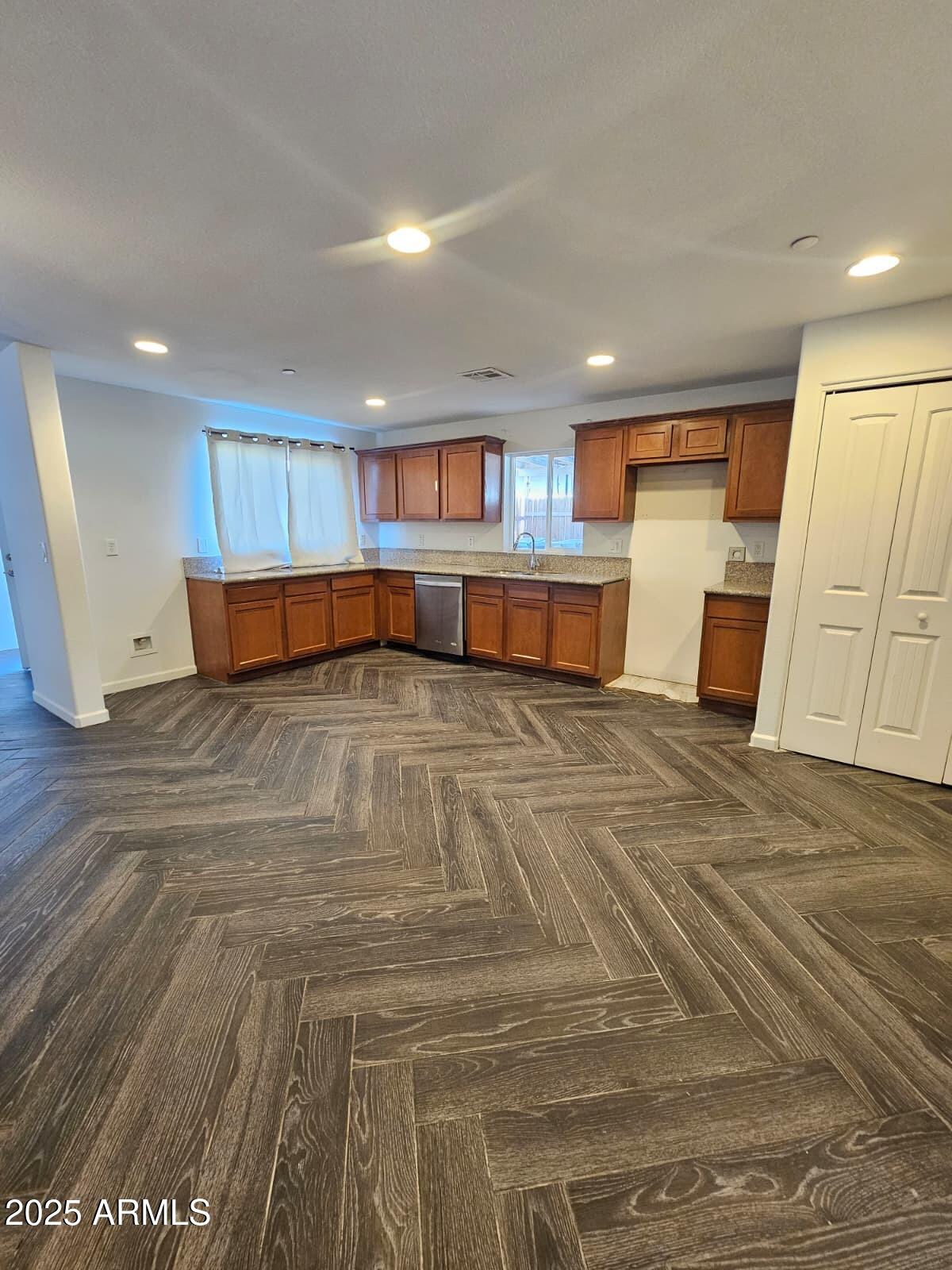 5951 W GLENN Drive