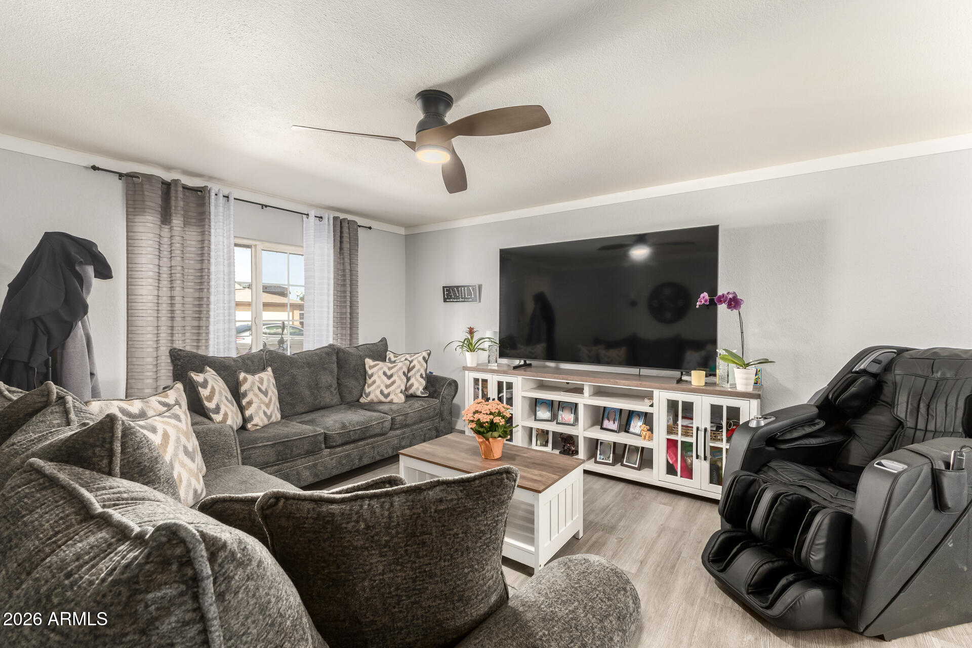 8633 W TURNEY Avenue