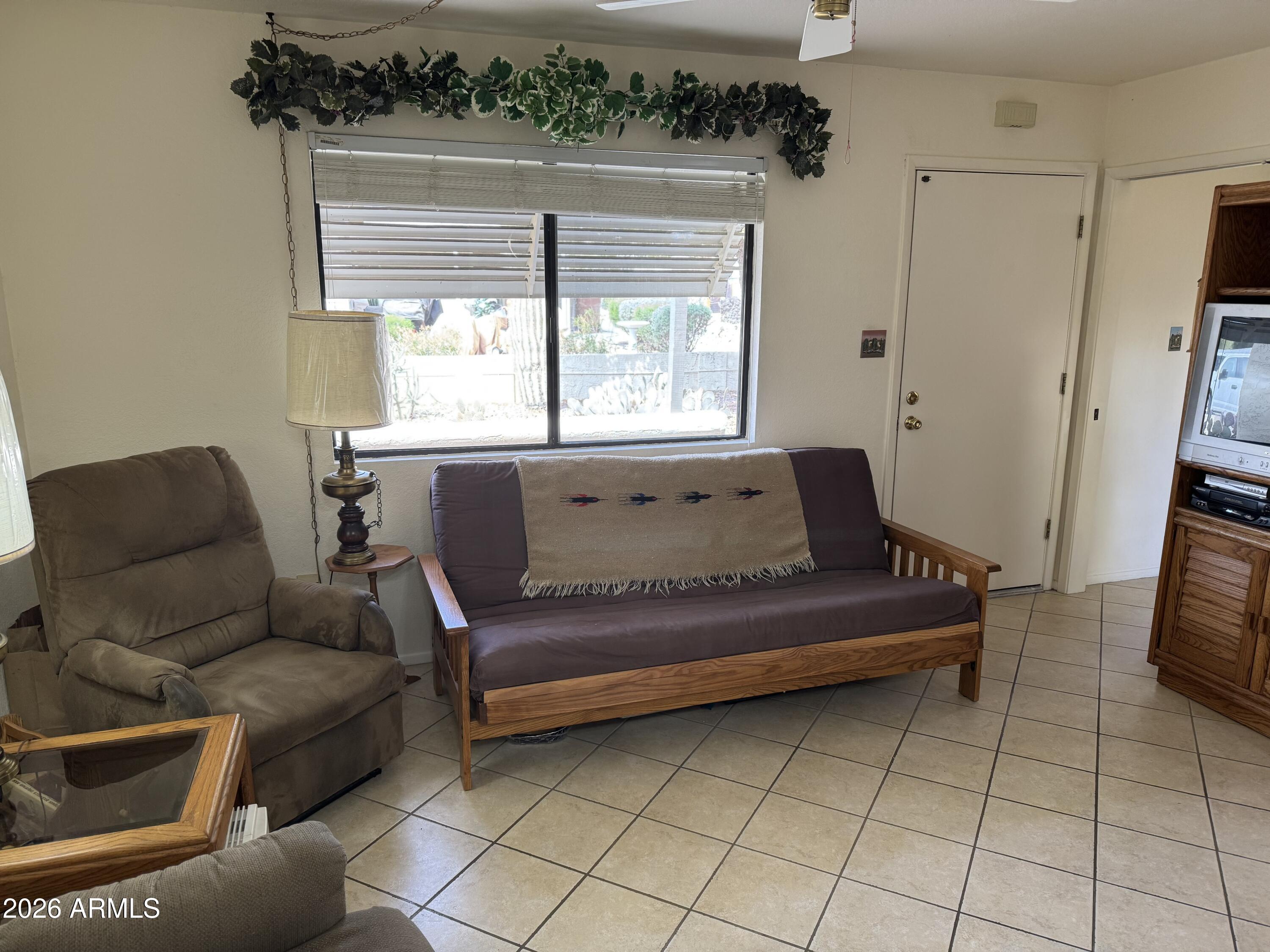 825 E LANCASTER Circle