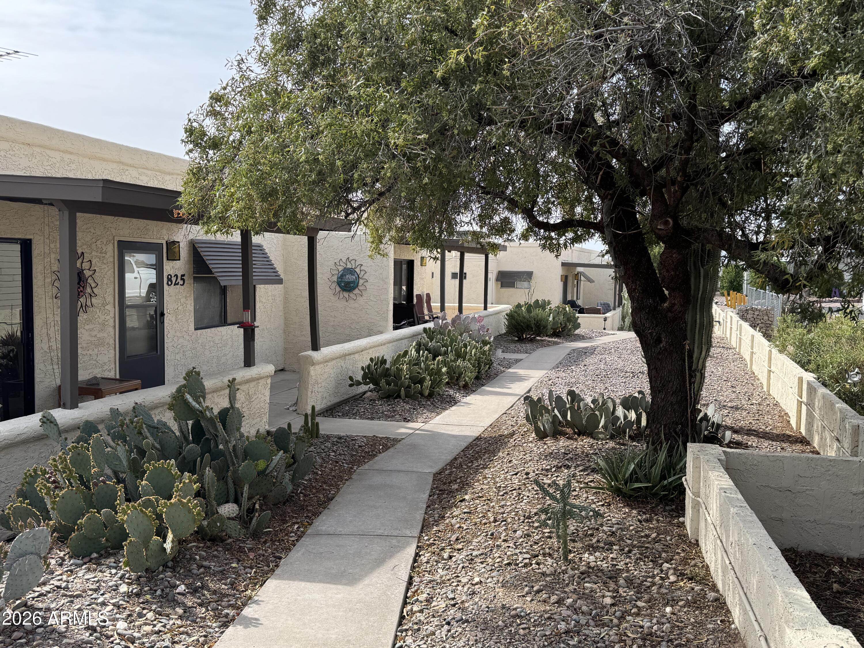 825 E LANCASTER Circle