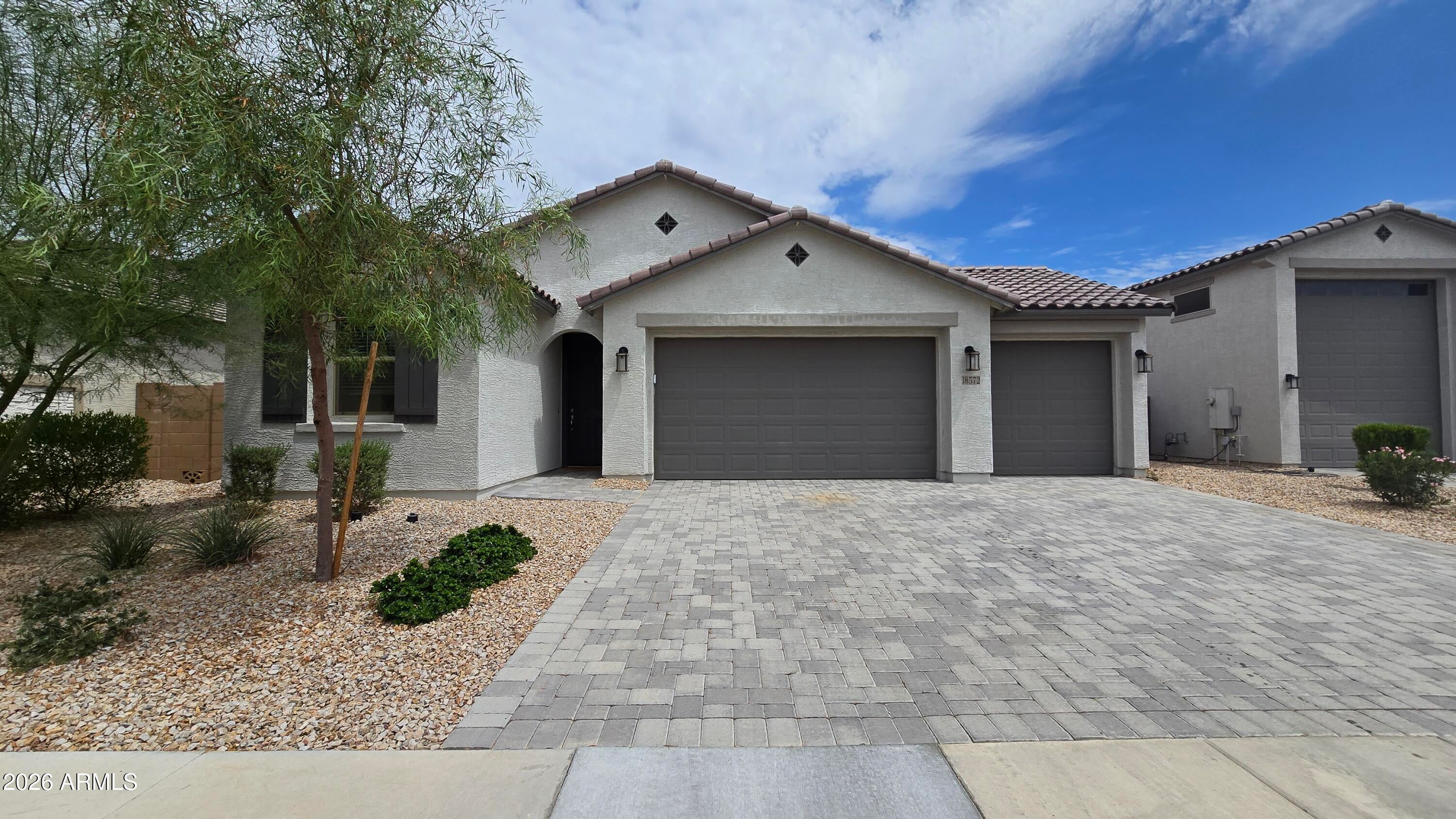 18572 W COTTONTAIL Lane