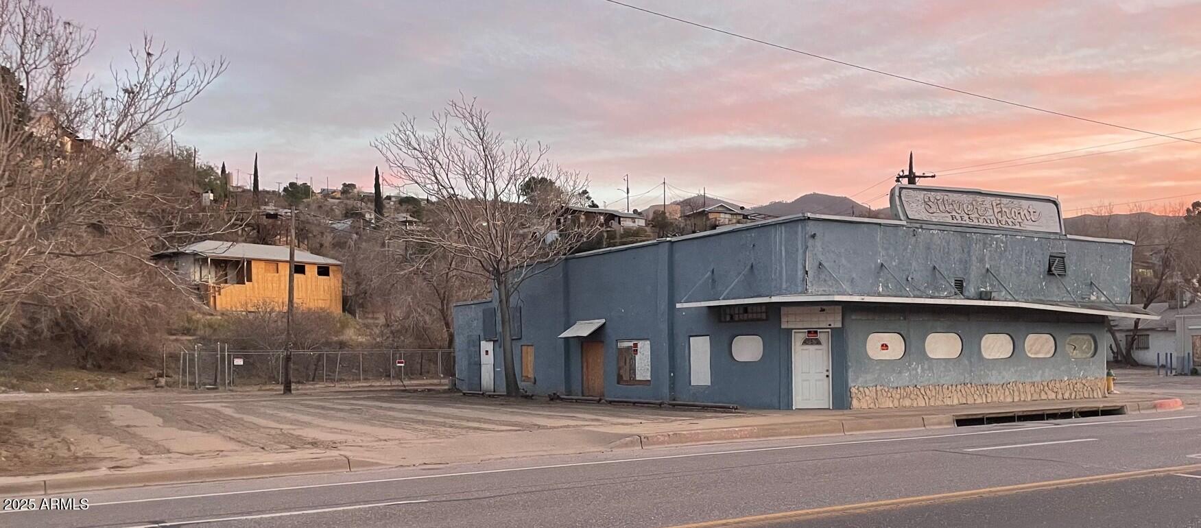 627 W LIVE OAK Street