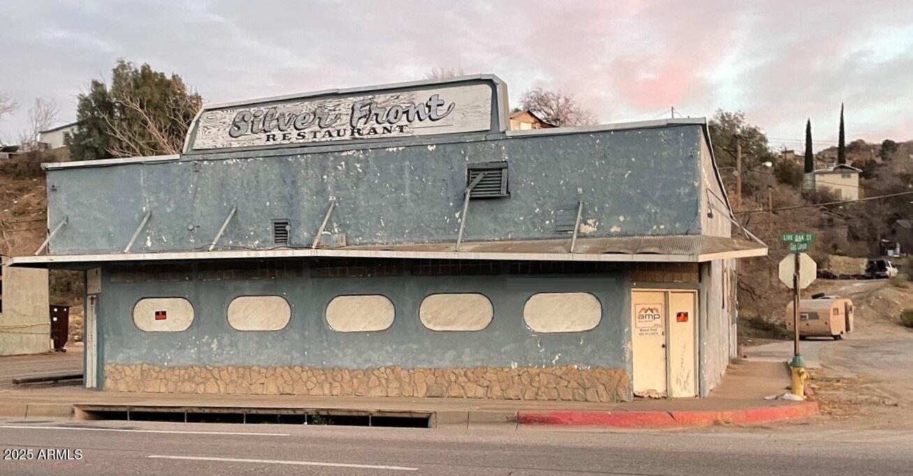 627 W LIVE OAK Street