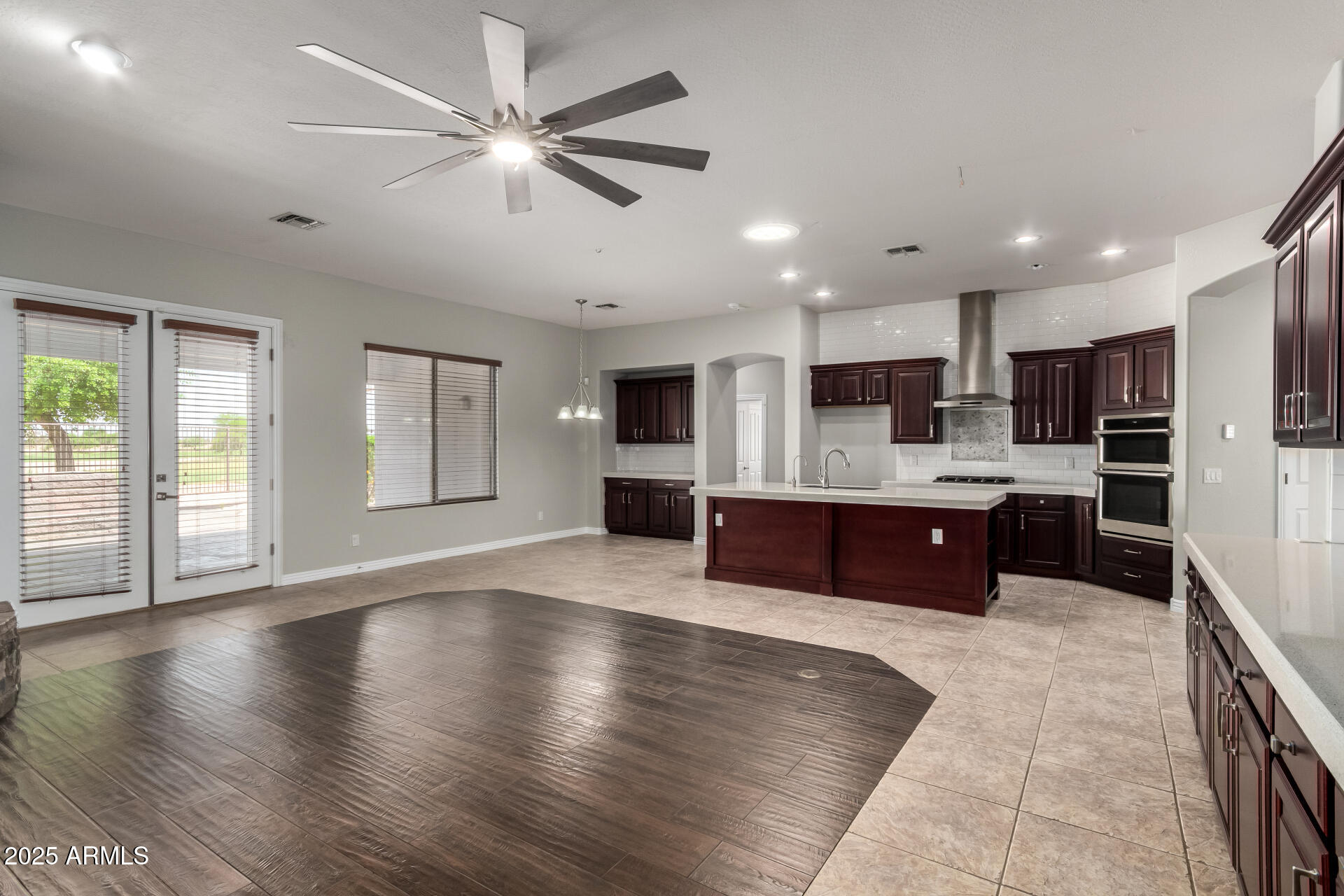 702 E CAPRICORN Way