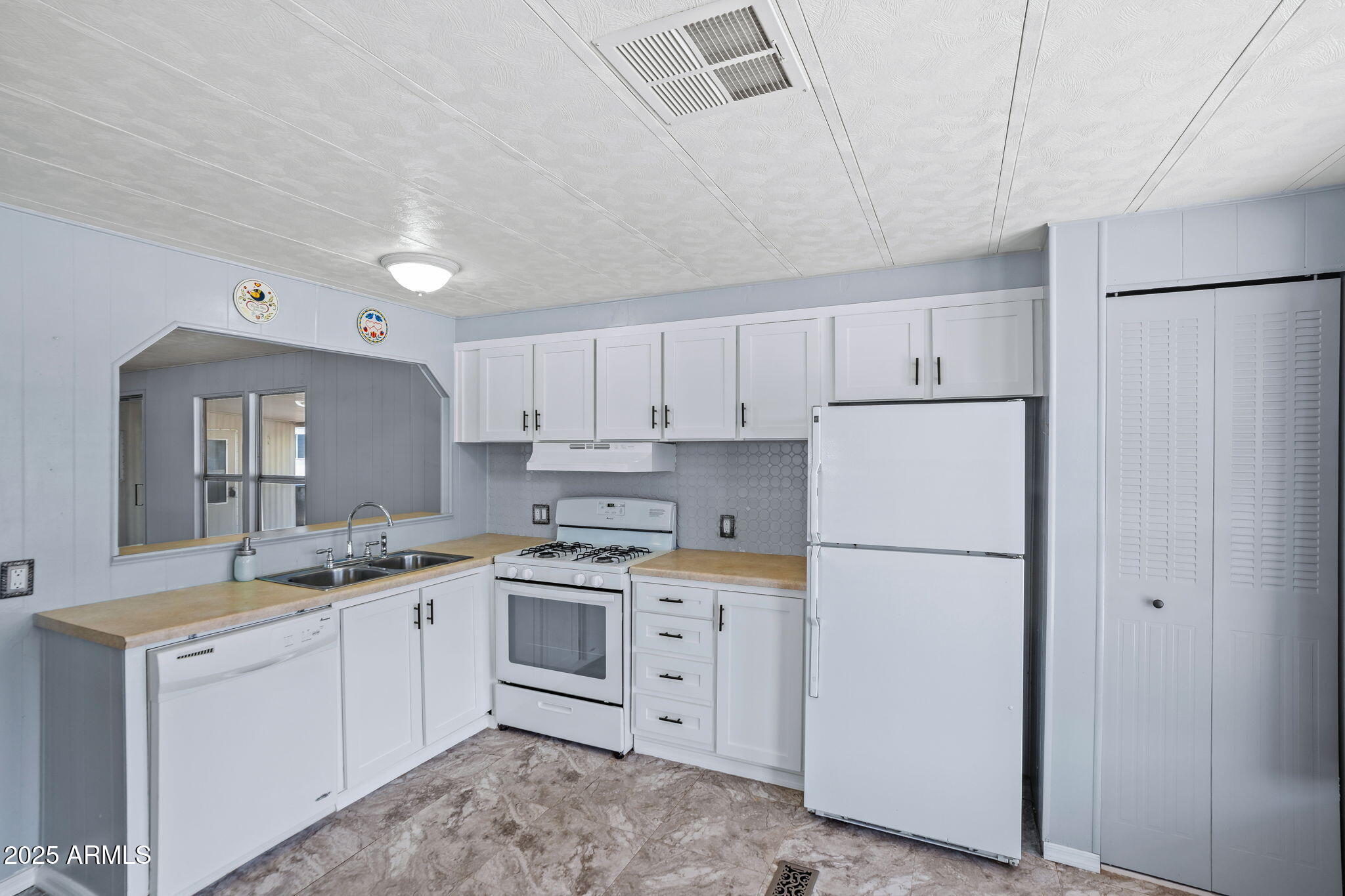 120 N VAL VISTA Drive 202