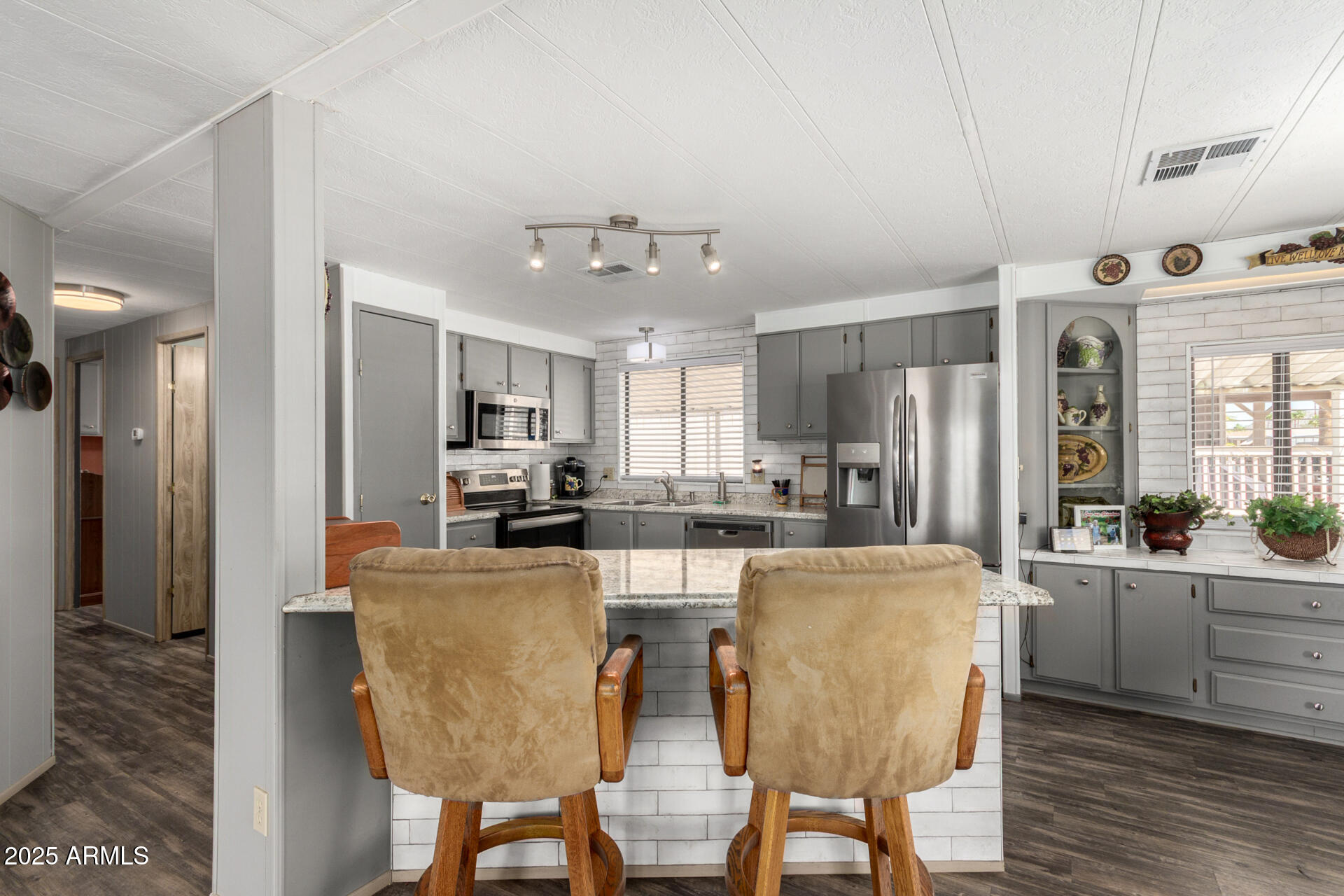 9333 E UNIVERSITY Drive 83