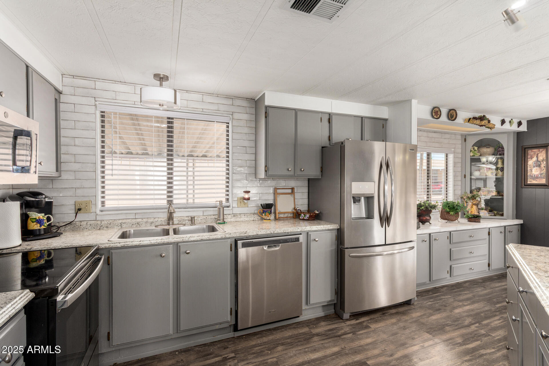 9333 E UNIVERSITY Drive 83