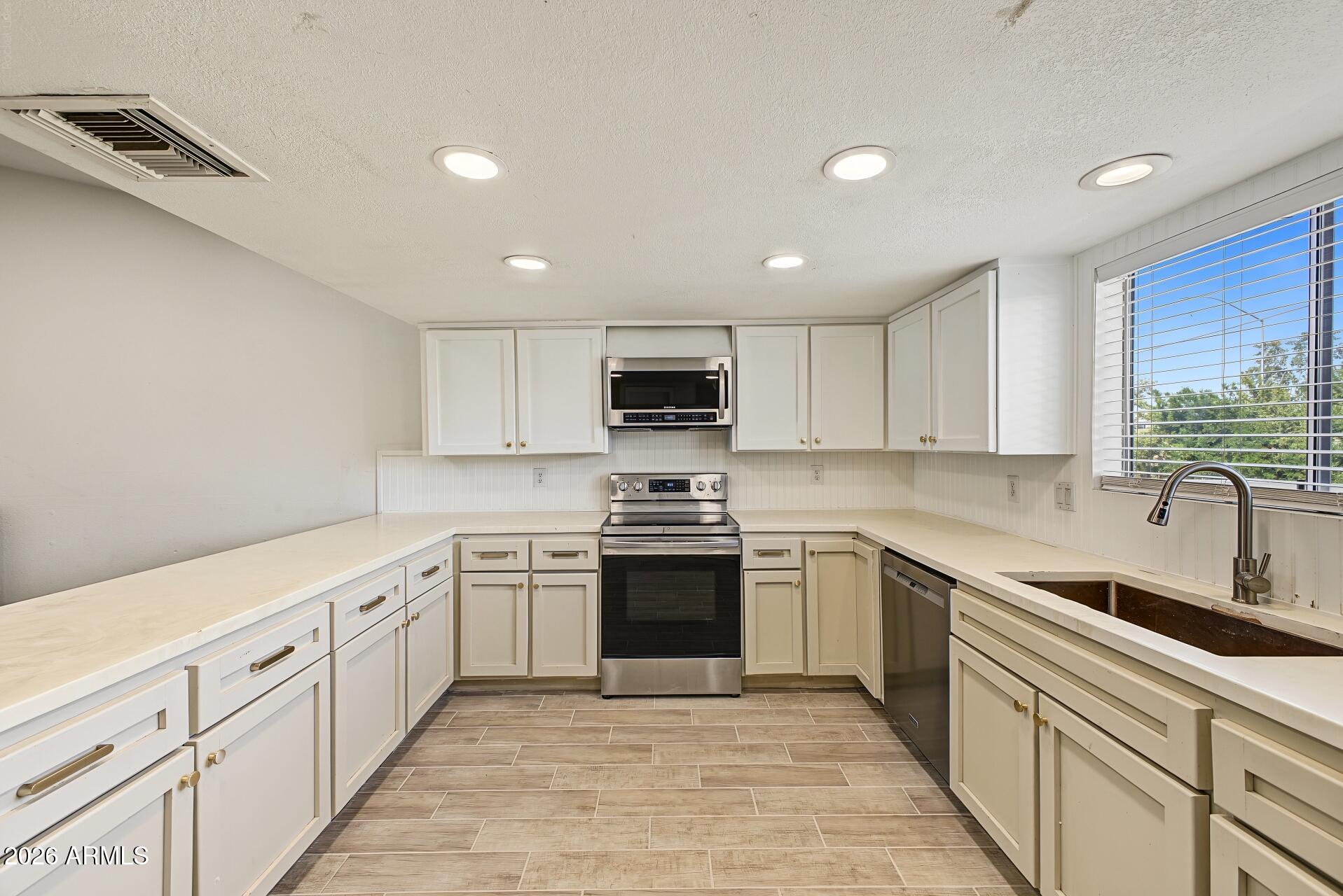 3112 E GABLE Circle