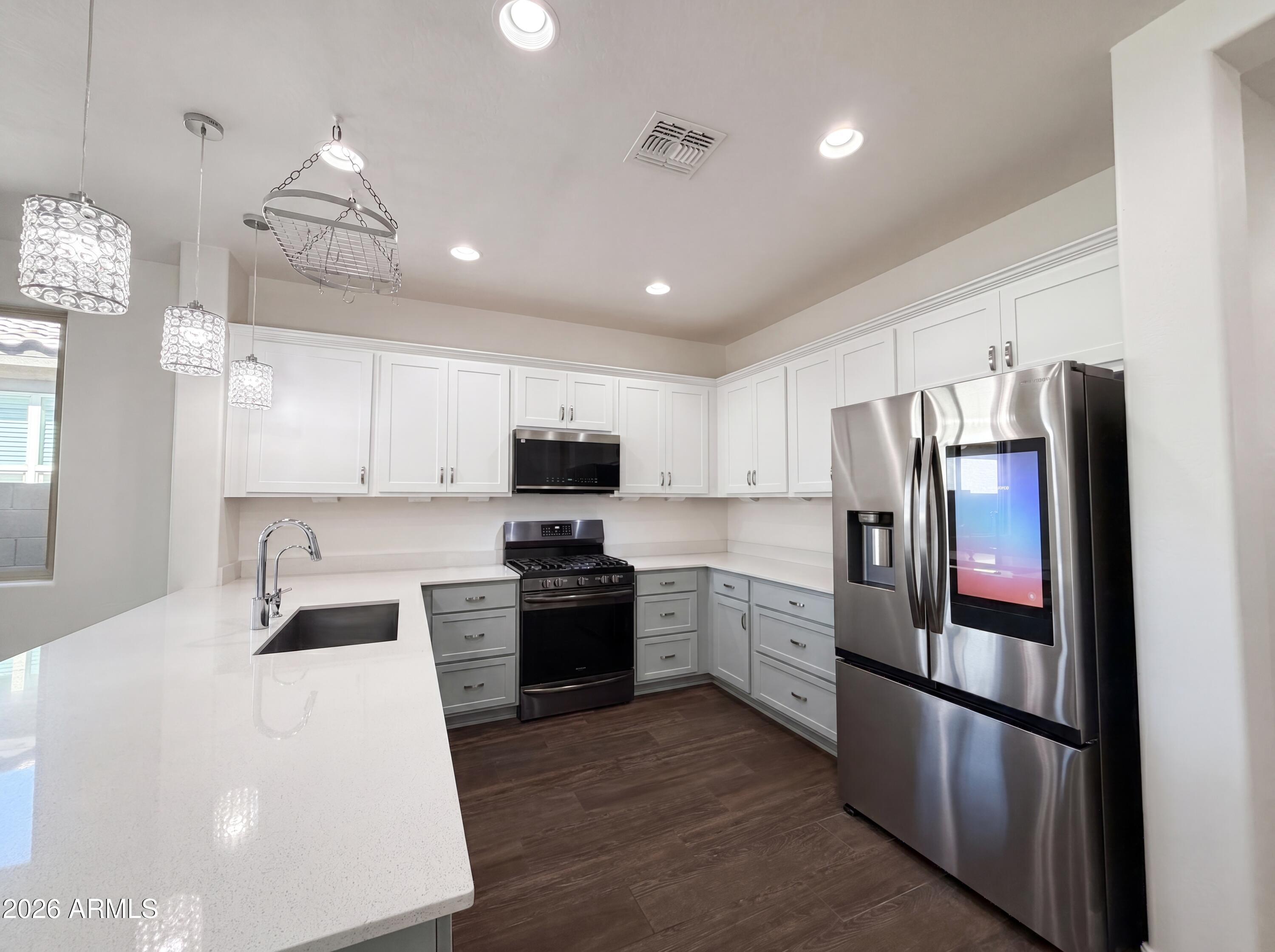 1224 E GLASS Lane