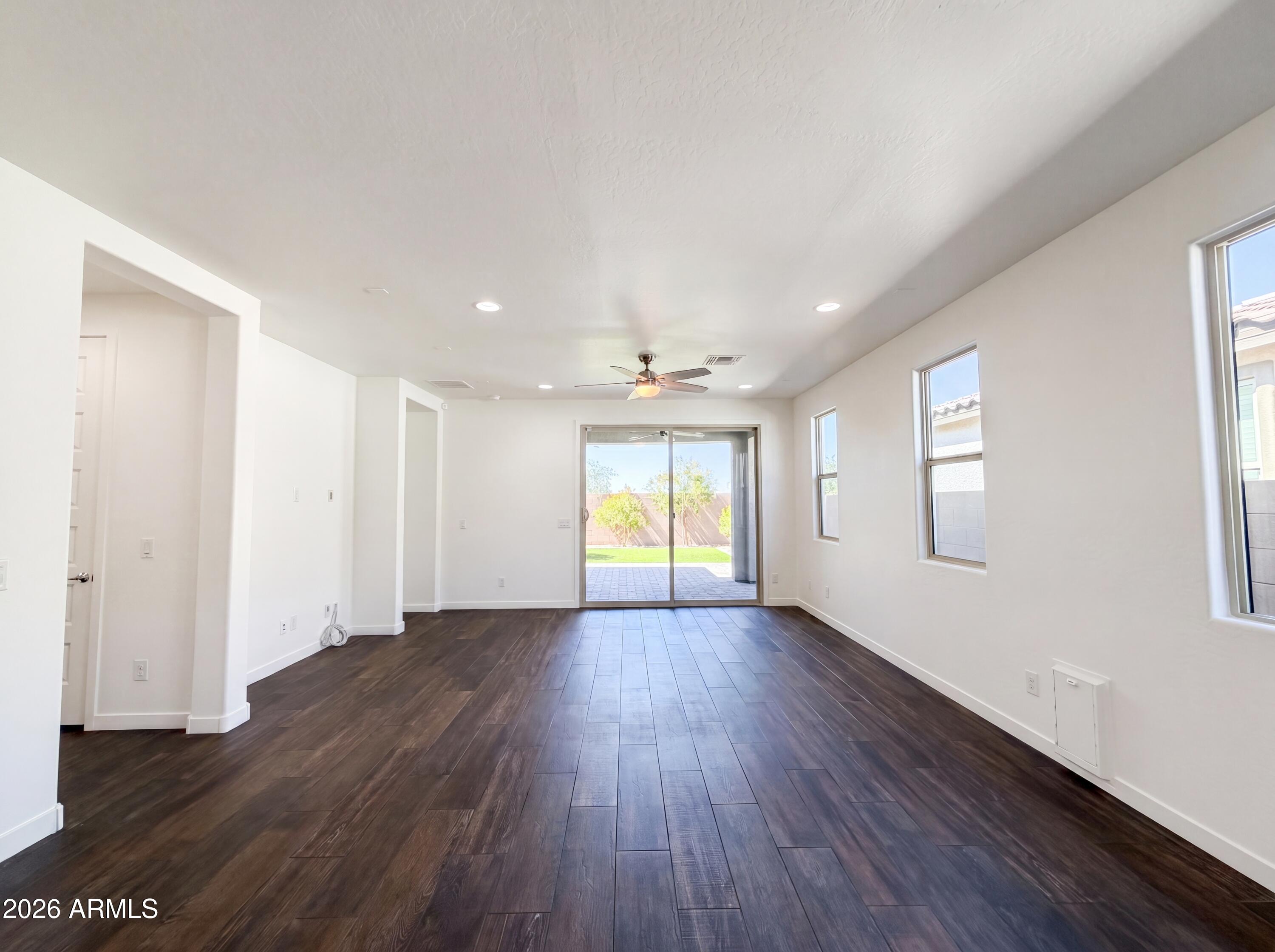 1224 E GLASS Lane