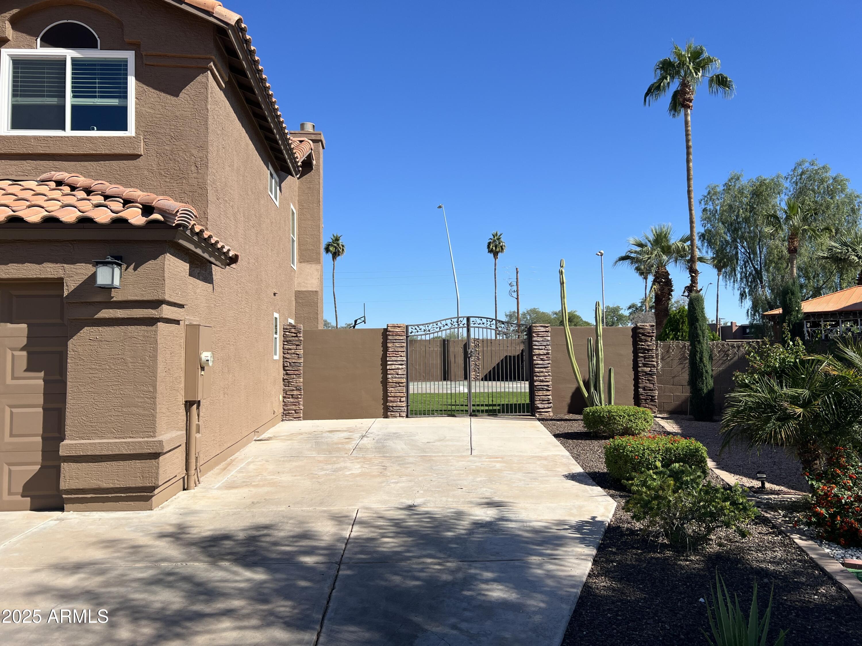416 W Nido Circle