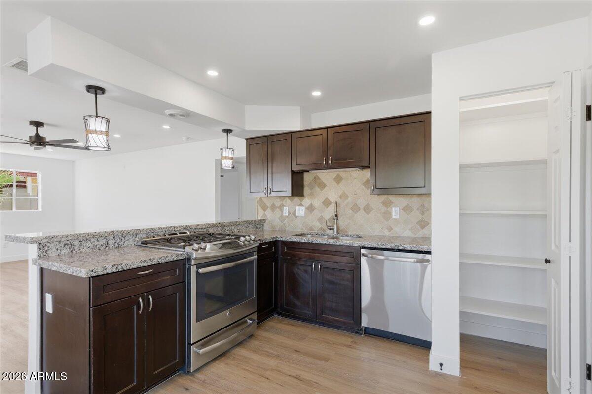 2741 W MEADOWBROOK Avenue